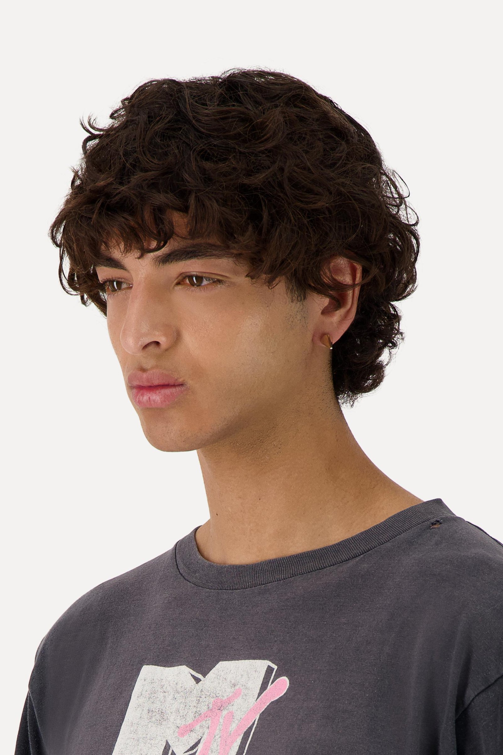 Person wearing the Justine Clenquet Gill Earring