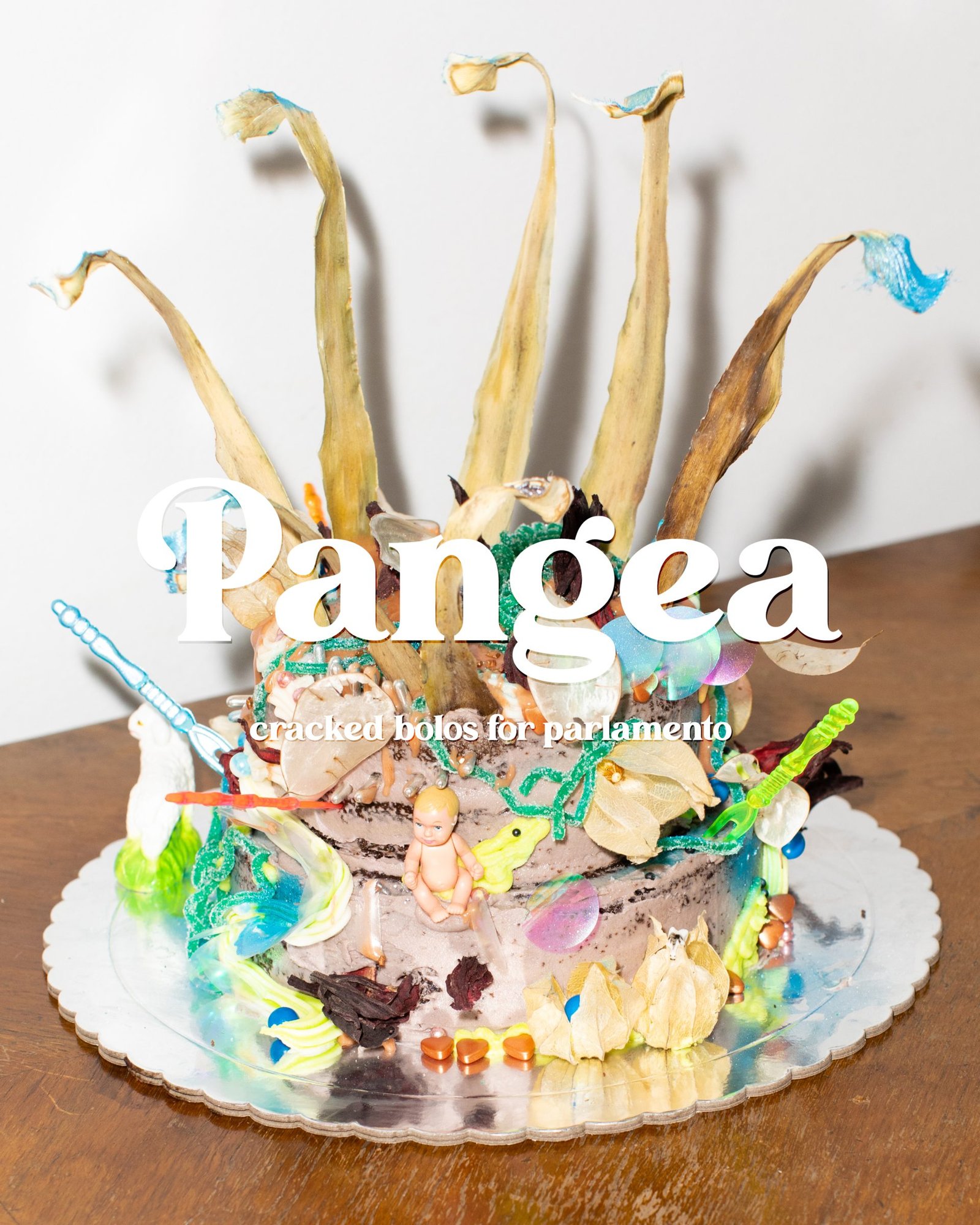 Pangea Cake made by cracked bolos.
