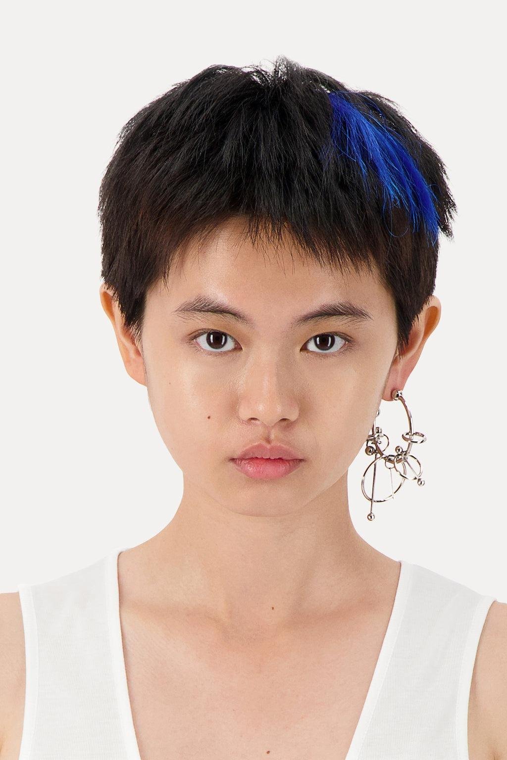 A person wearing the Justine Clenquet Carl Earring.