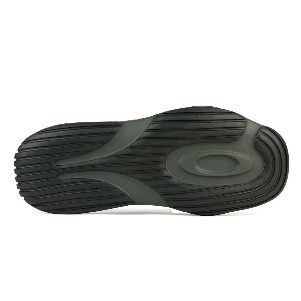 Oakley Factory Team paguro Slide in Climbing Ivy from the sole.