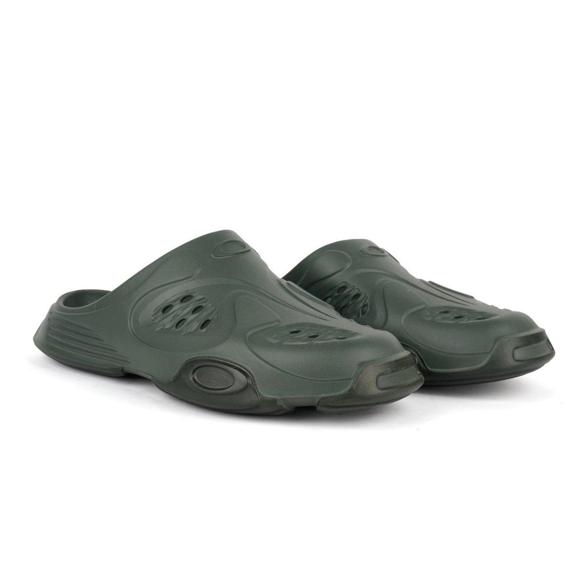 A pair of Oakley Factory Team paguro Slide in Climbing Ivy from the front.