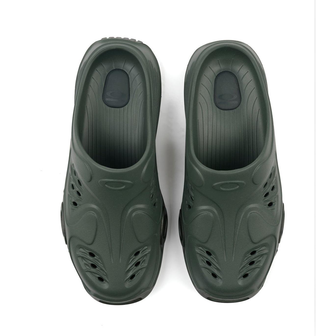 A pair of Oakley Factory Team paguro Slide in Climbing Ivy from above.