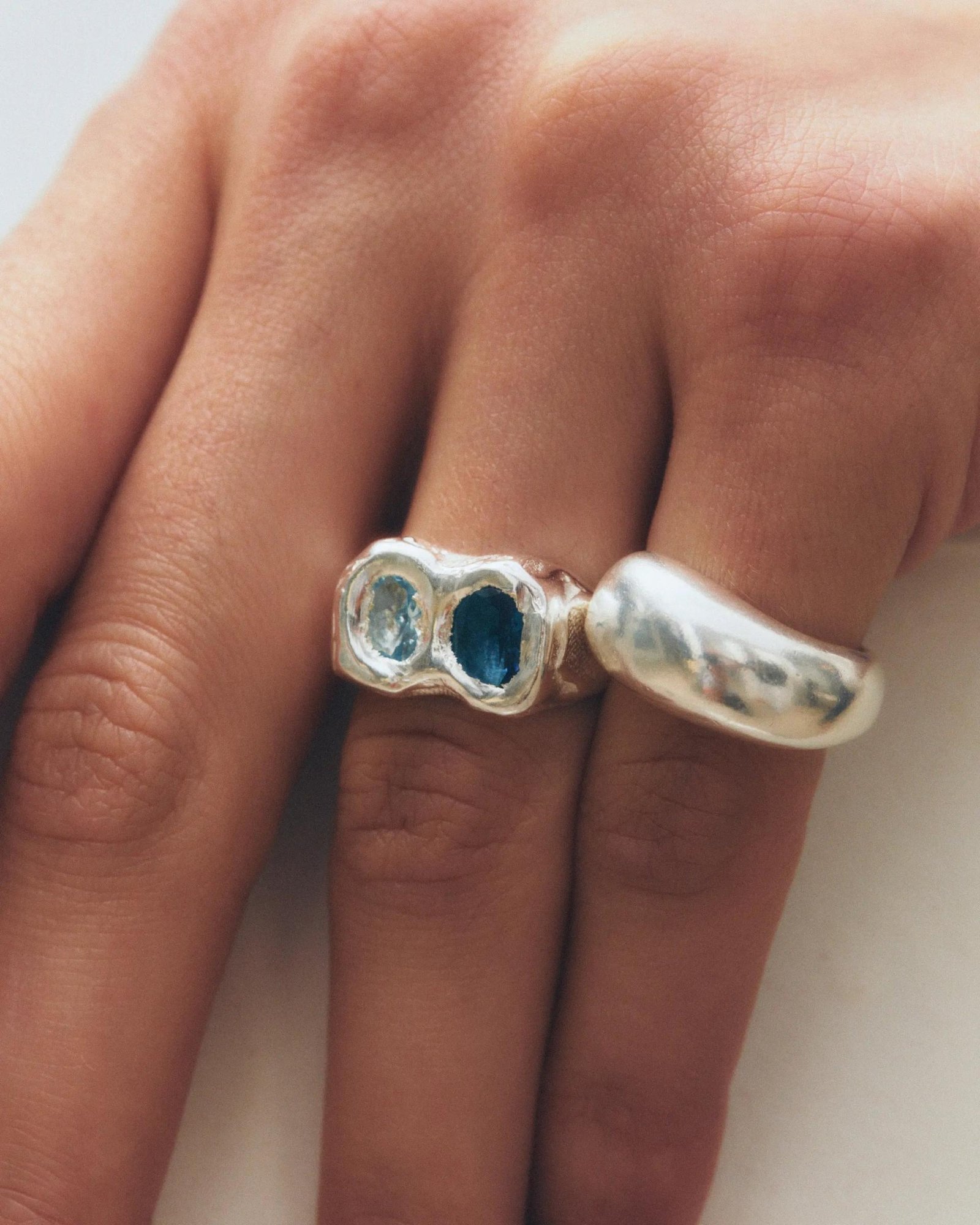 Simuero Buzo Ring Silver in the hand.