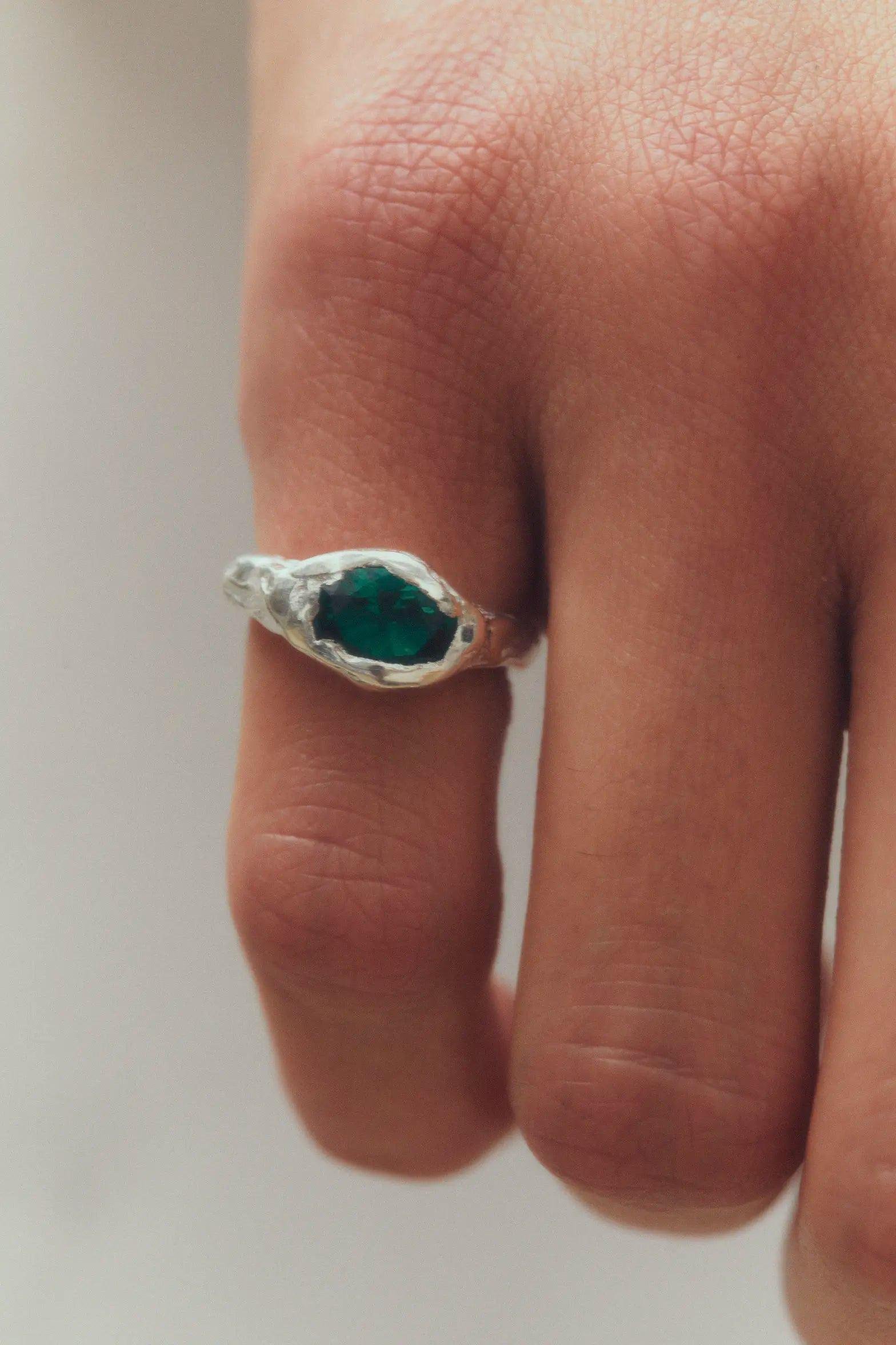Simuero Faro Green Ring Silver in the finger