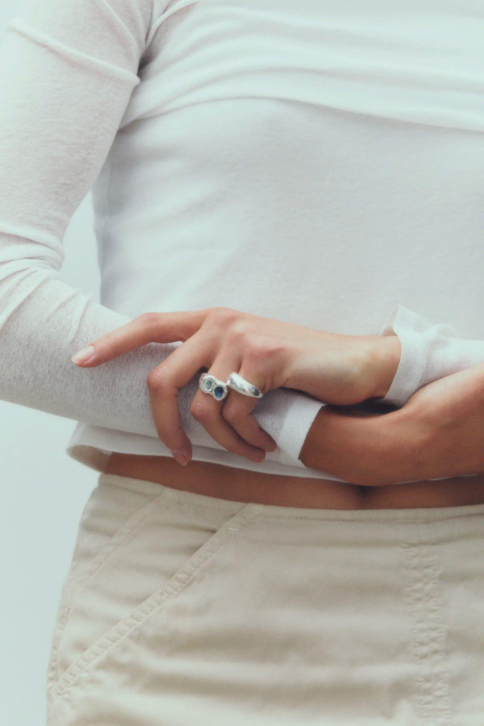 Simuero Buzo Ring Silver in the hand from afar.