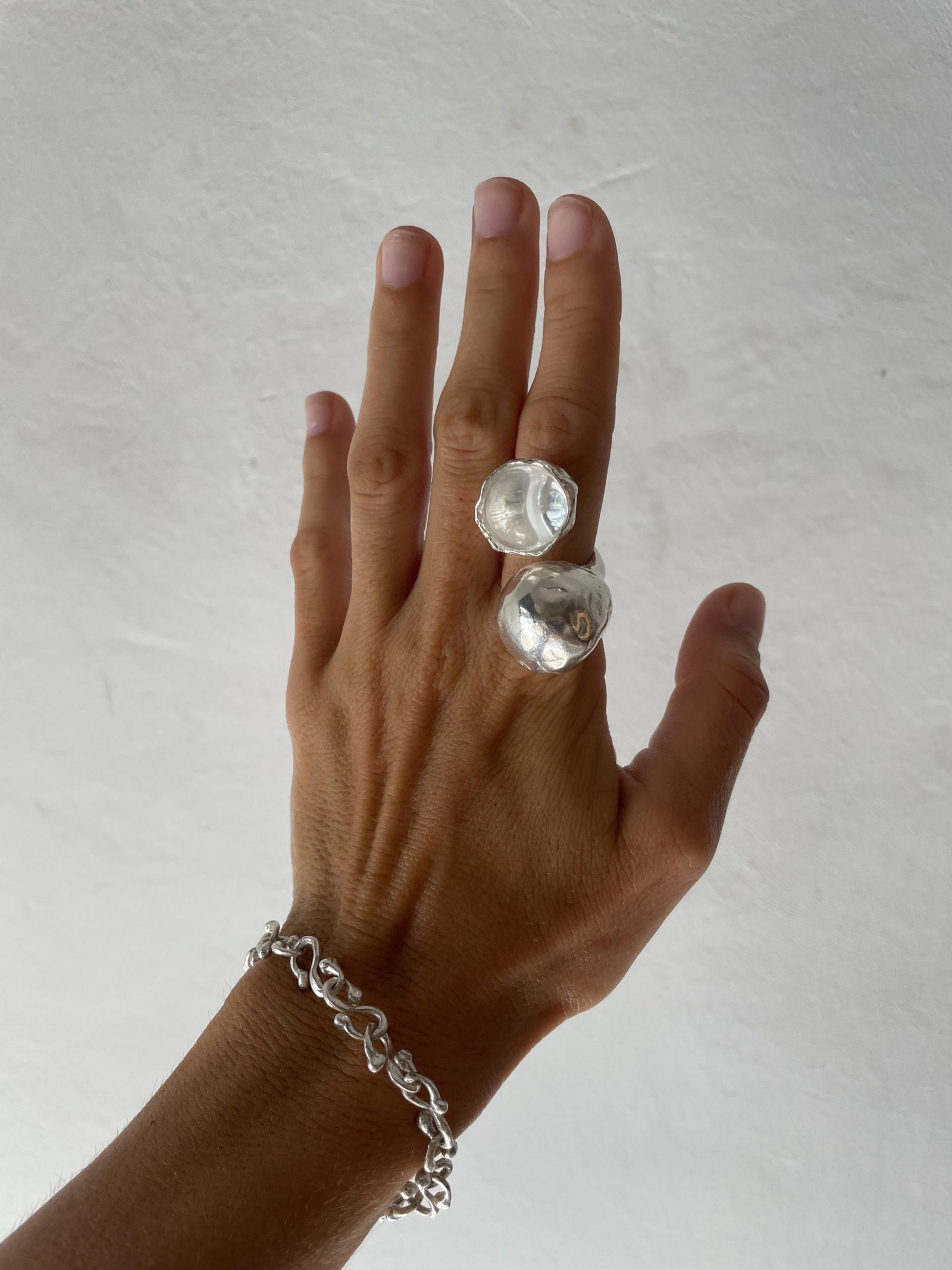 Simuero Guinda Ring Silver/Agua in the hand