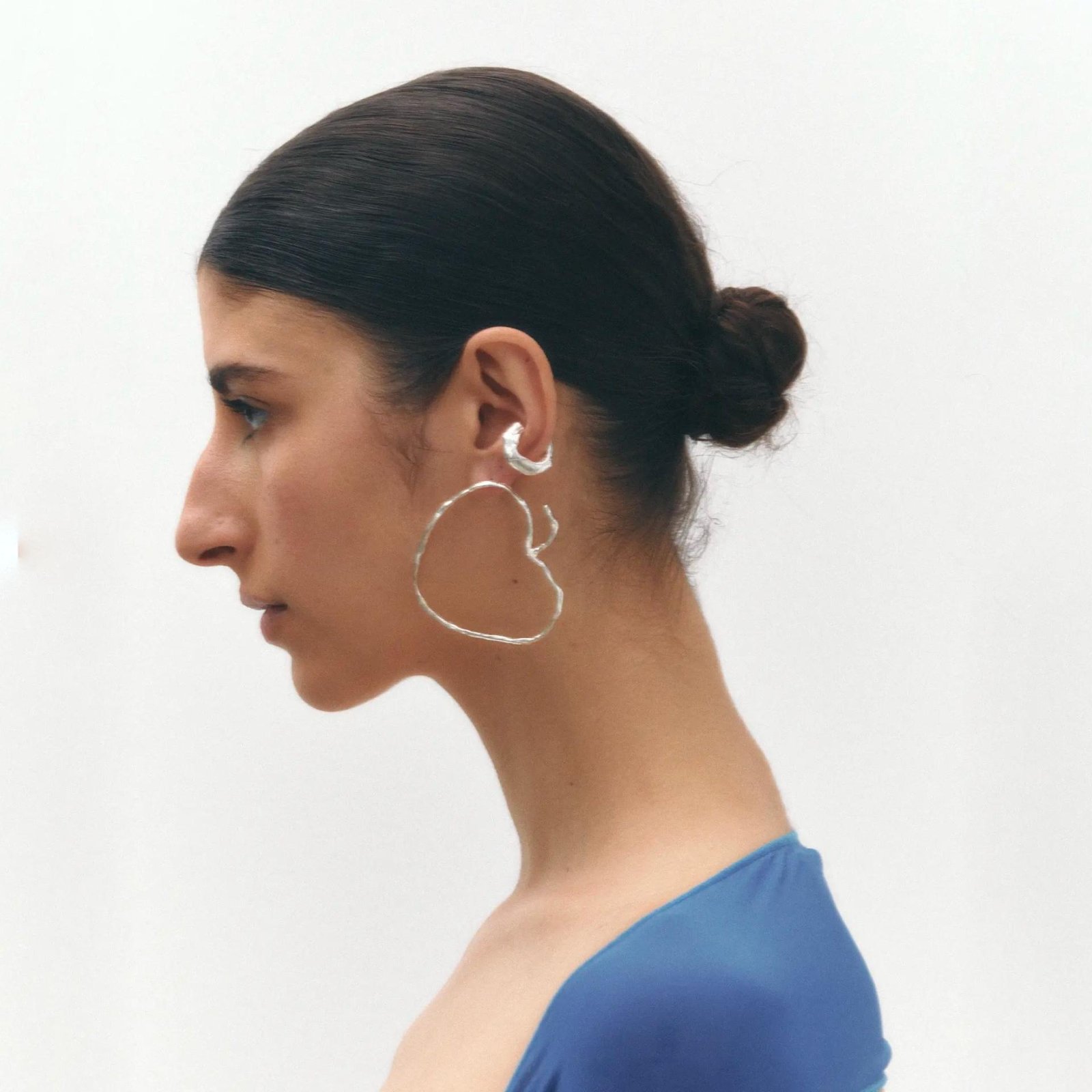 Person wearing the Simuero Manzanas Earrings in Silver.