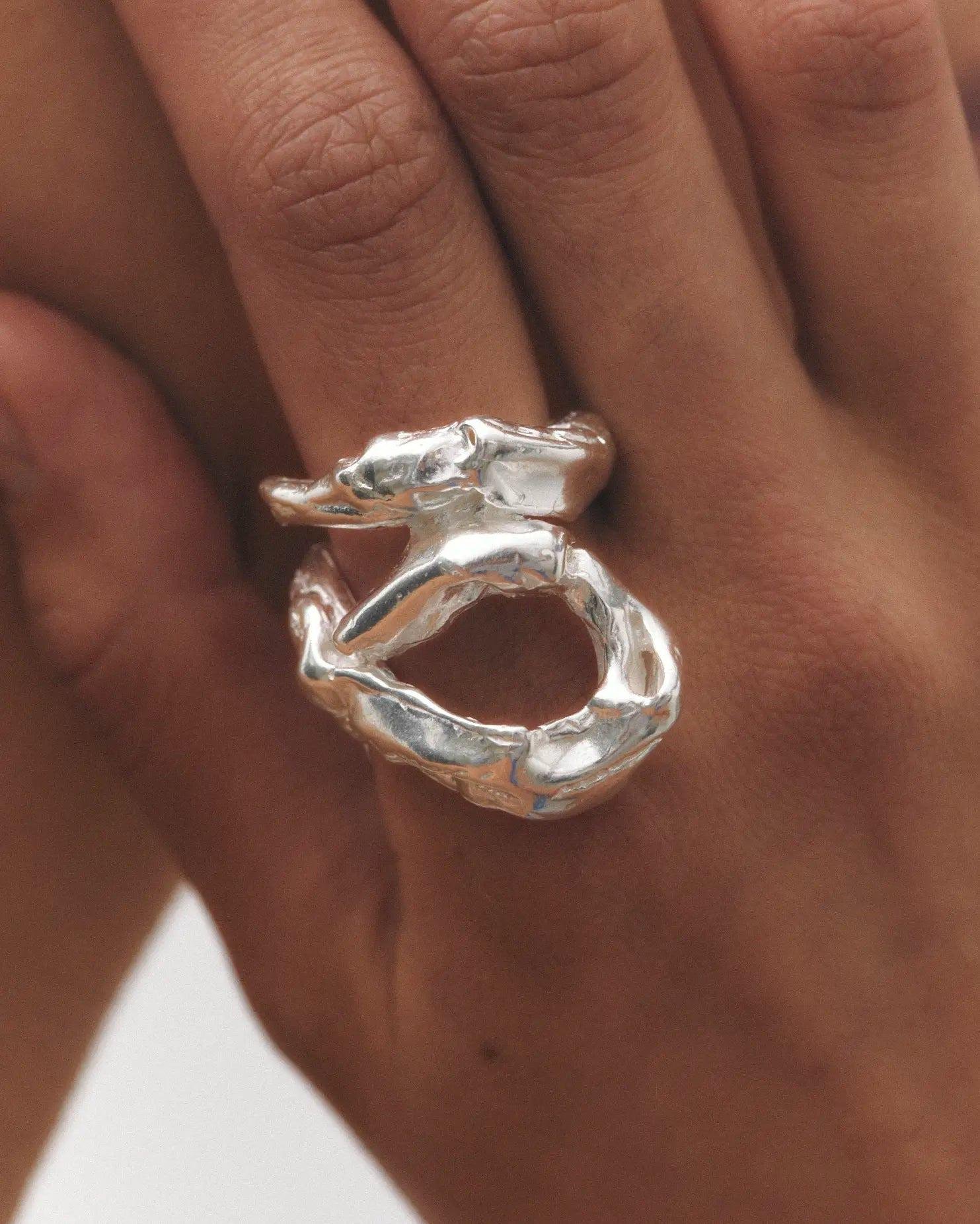 Simuero Pedrera Ring Silver in the model's hand.
