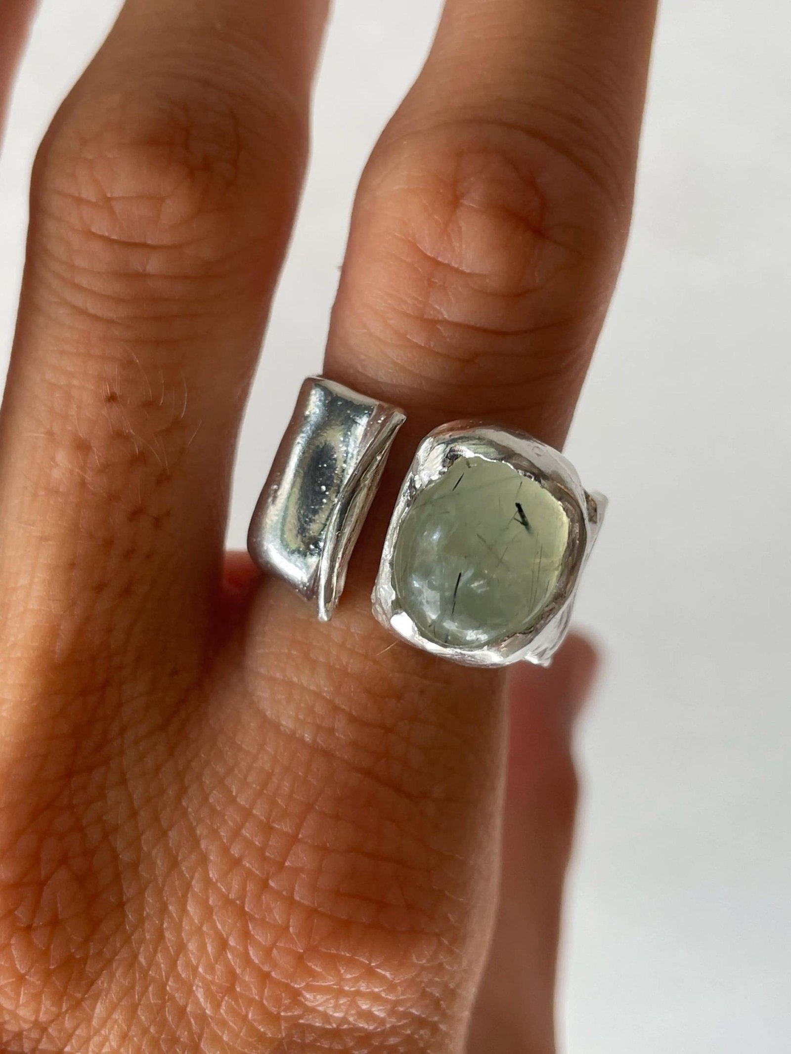 Model wearing the Simuero Uva Ring Silver