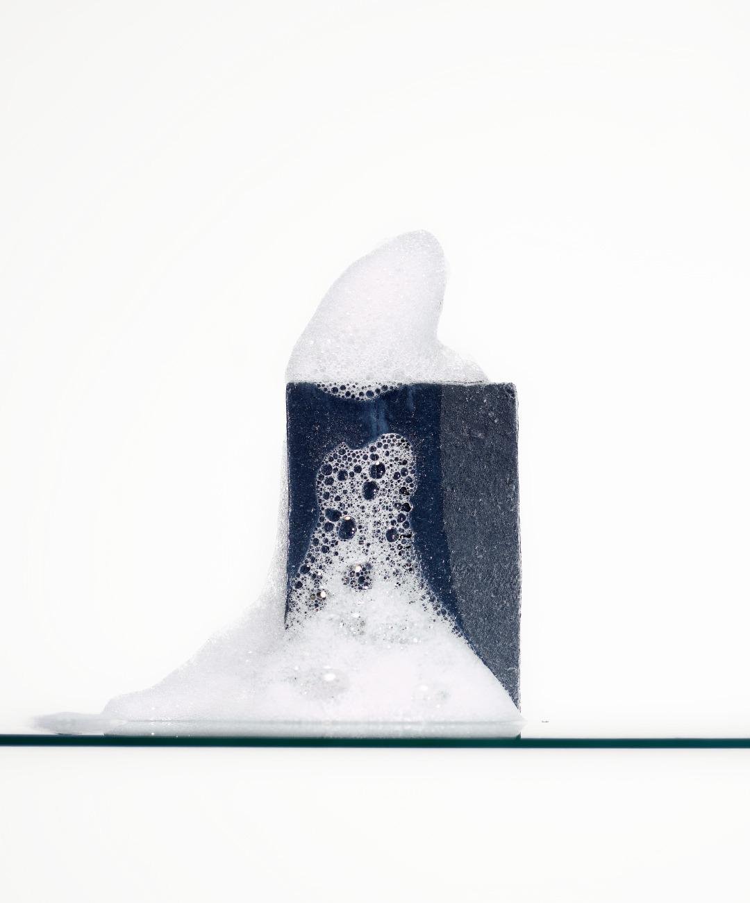 Midnight 00.00 Body Wash Bar 00.34 with foam