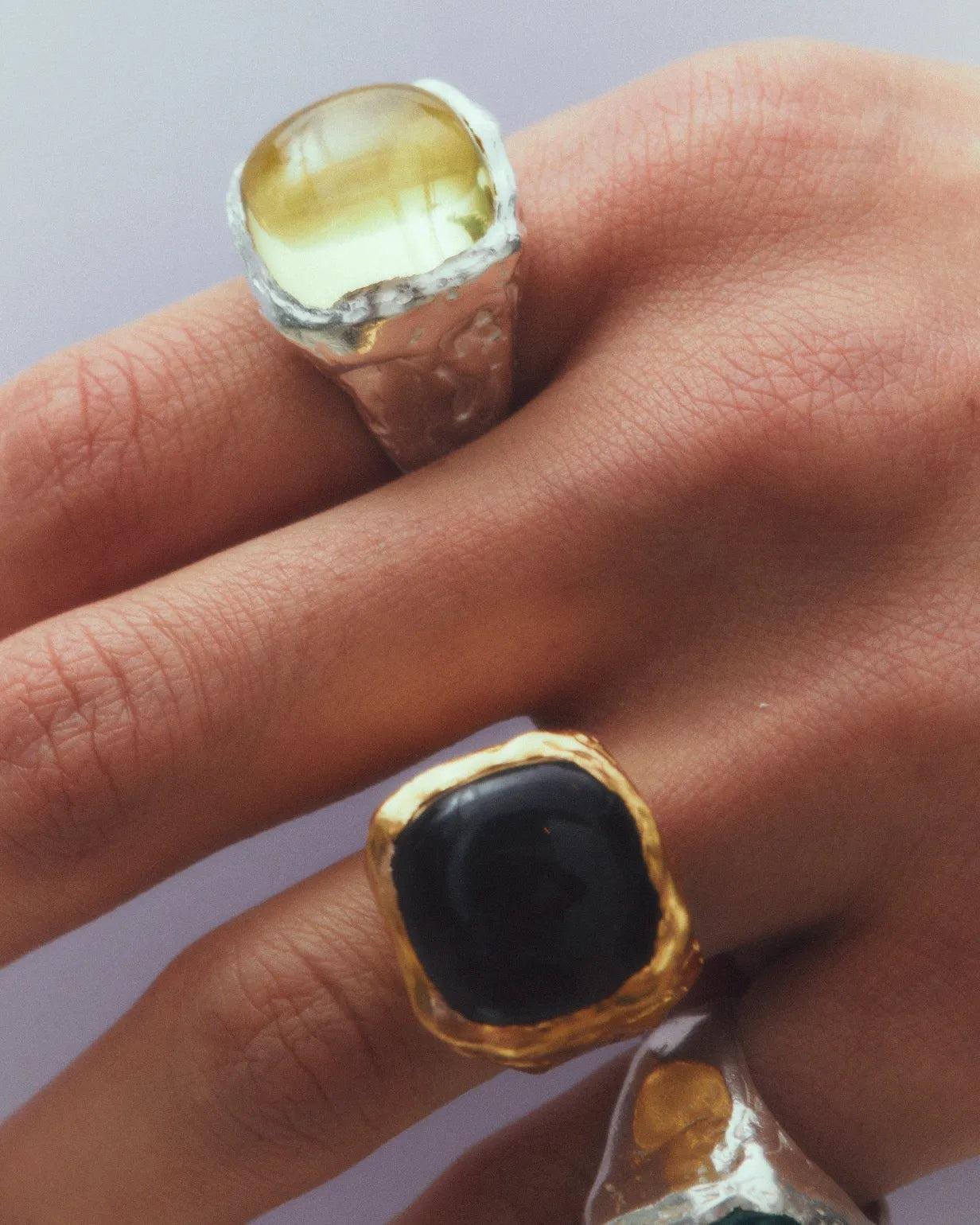 Simuero Boya Yellow Ring on the hand with another rings.