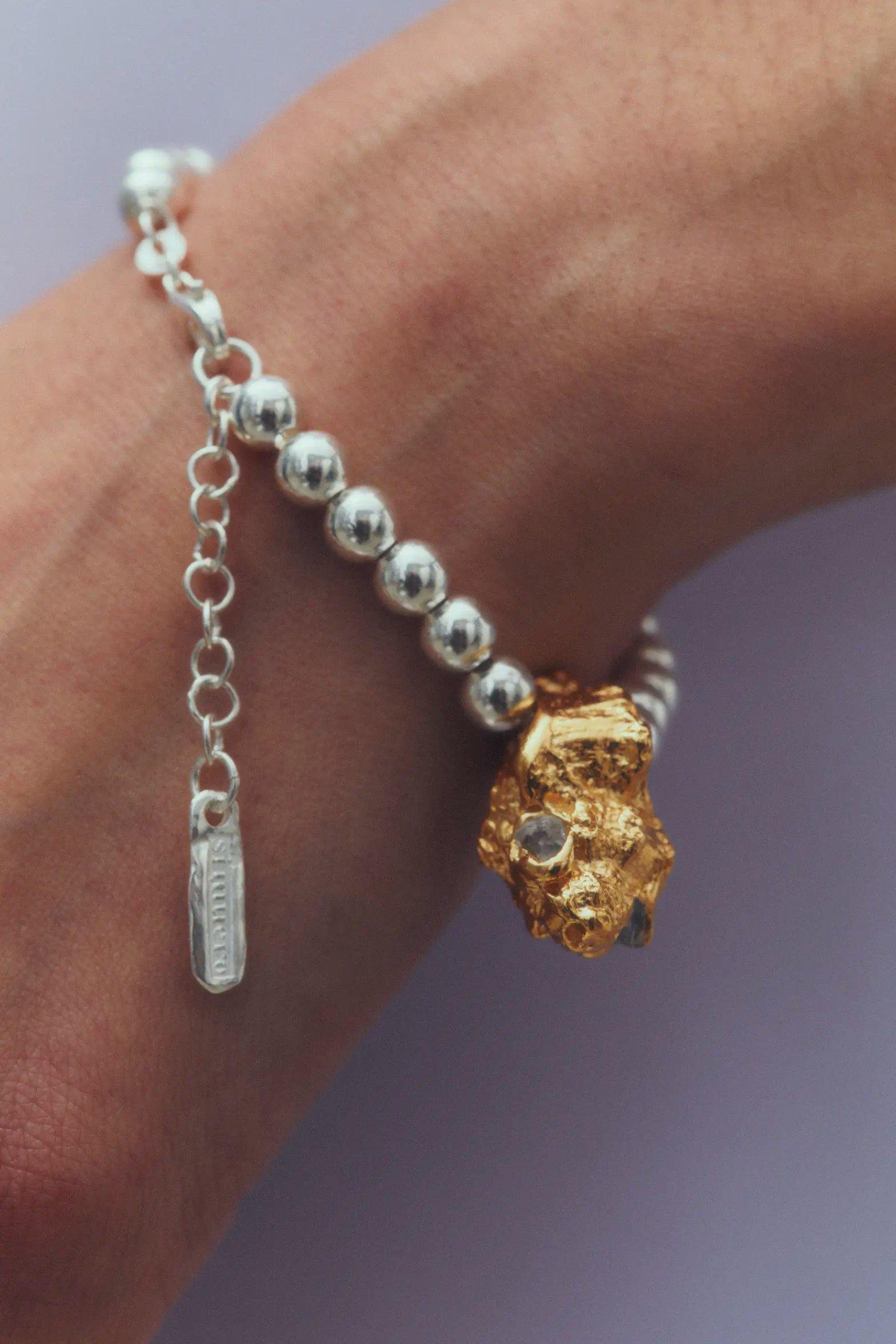 Simuero Una Caracola Bracelet being weared