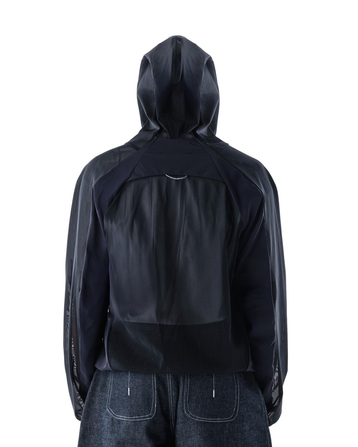 Close view of a person wearing the Quadro Creations Atroide Zohi Mesh Jacket from the back.