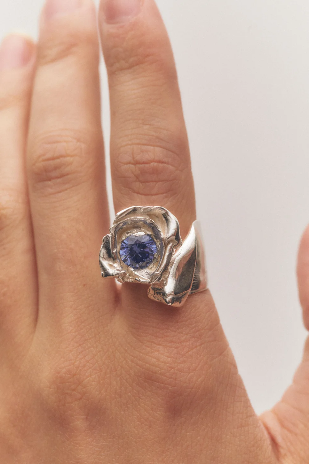 Simuero Cobra Ring in Silver with Blue Light Tanzanite. Detail on a Model.