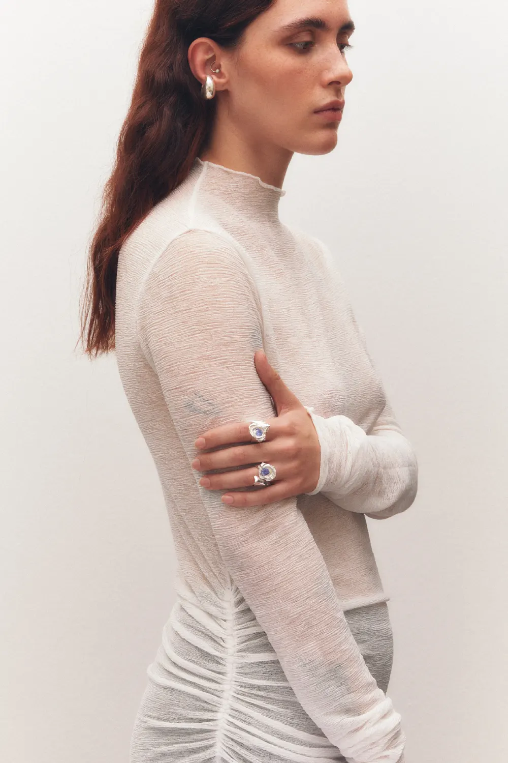 Simuero Cobra Ring in Silver with Blue Light Tanzanite. On a Model.