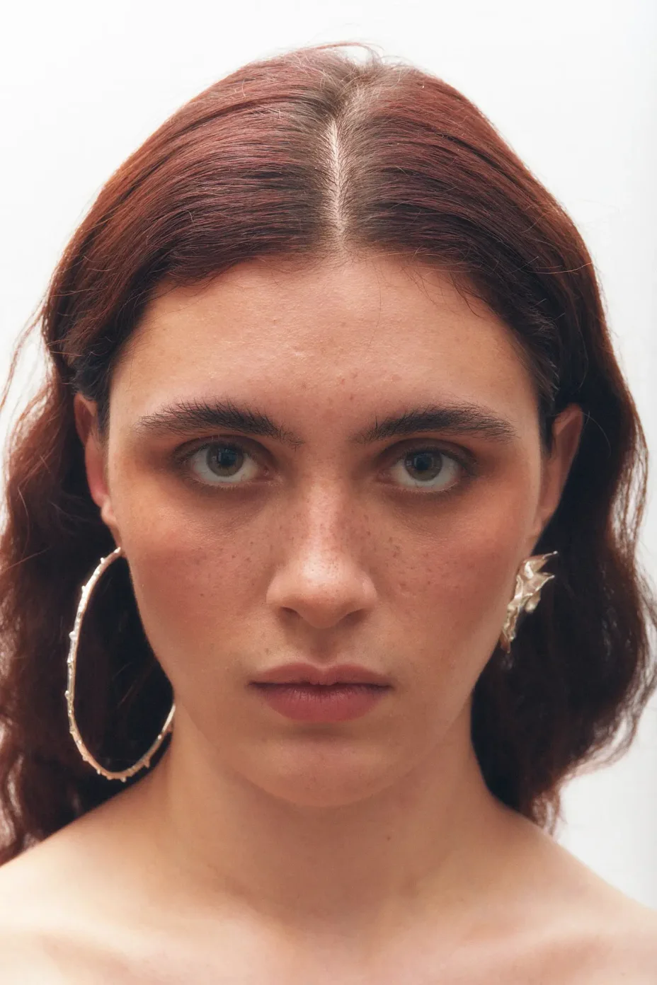 Simuero Corola e Talo Earrings On Model