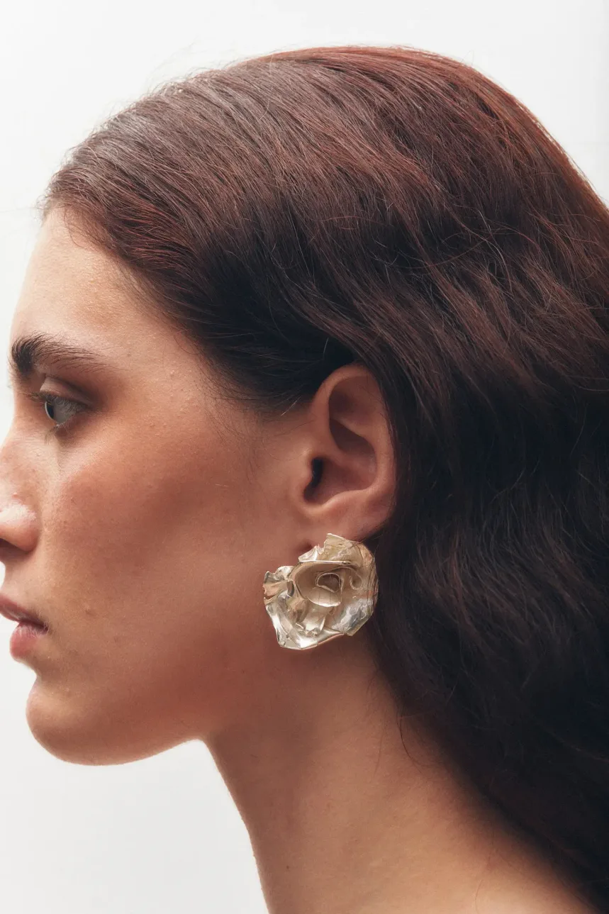 Simuero Corola e Talo Earring On Model Side
