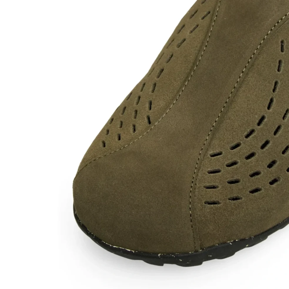 Roa Fedaia Olive Black toe detail in a white background