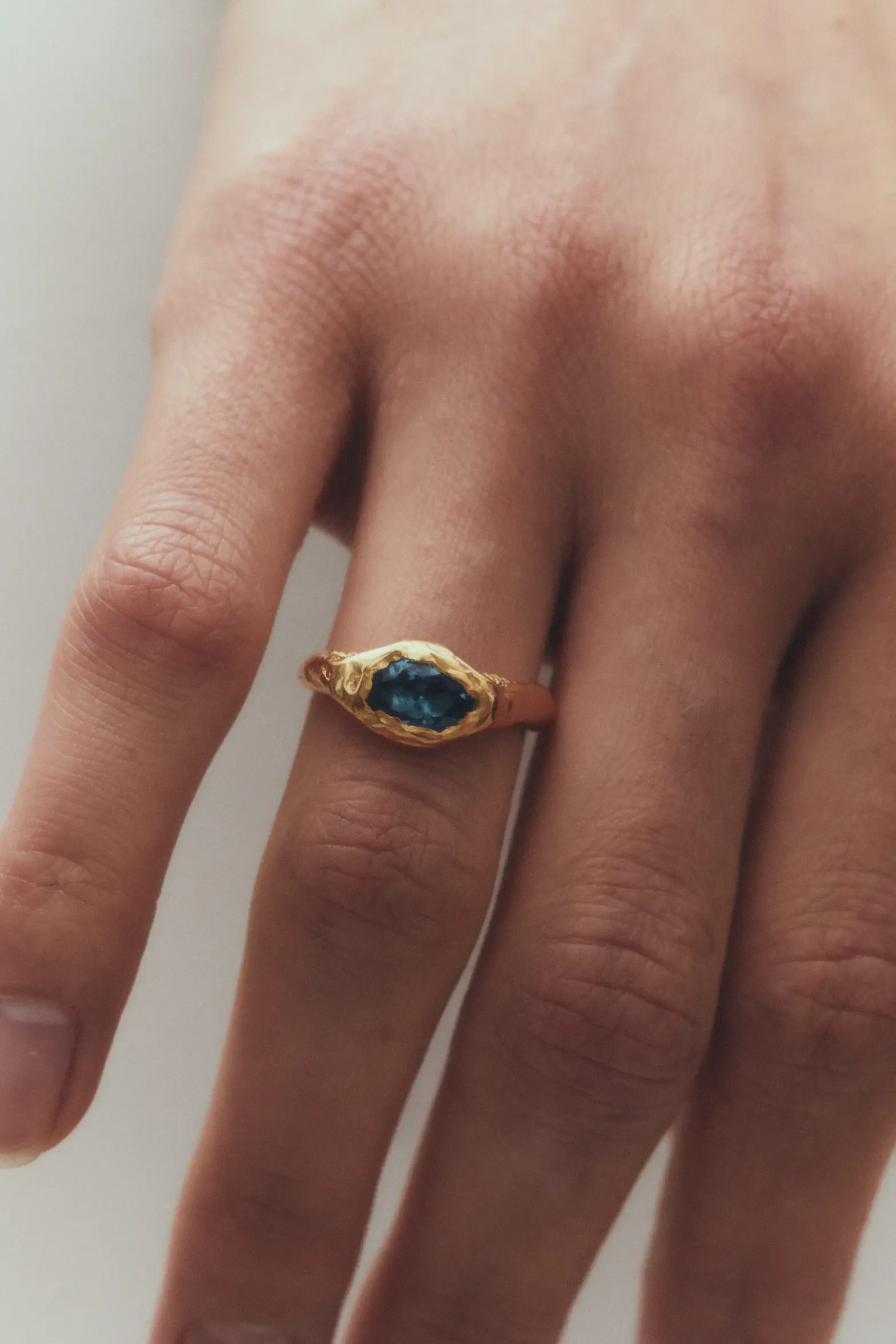 Faro Ring Gold Formentor front view on model