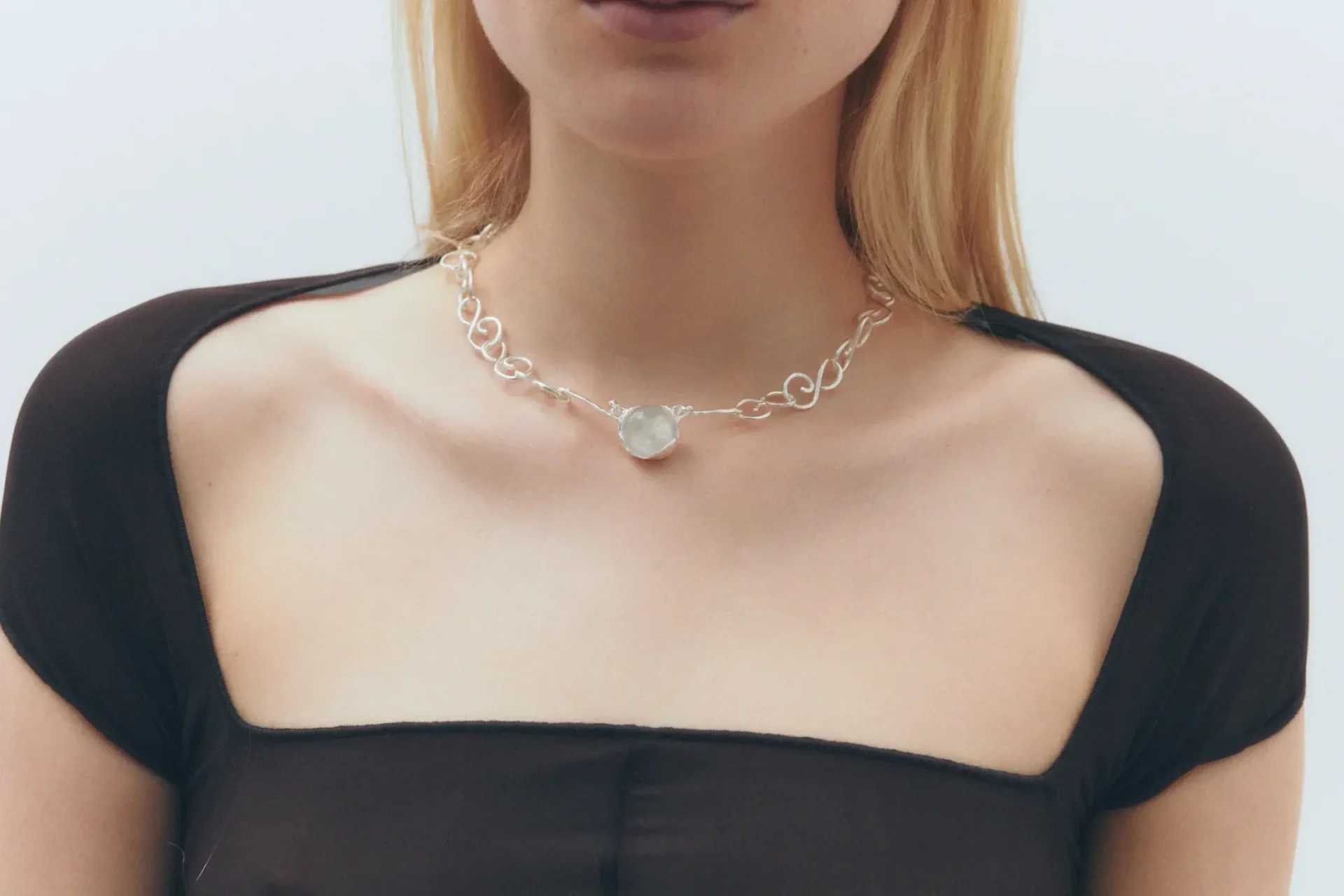 Simuero Fruto Choker Silver/Agua on model