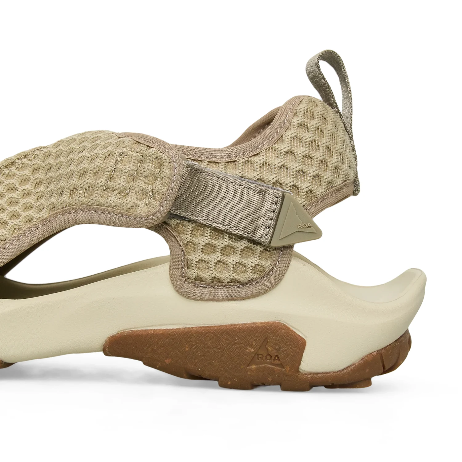 Roa Arpy Sand Honey side detail in a white background