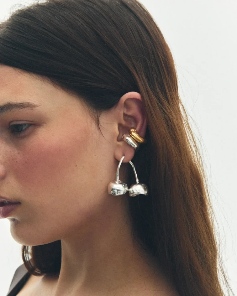 Simuero Cerezas Earrings Silver on model