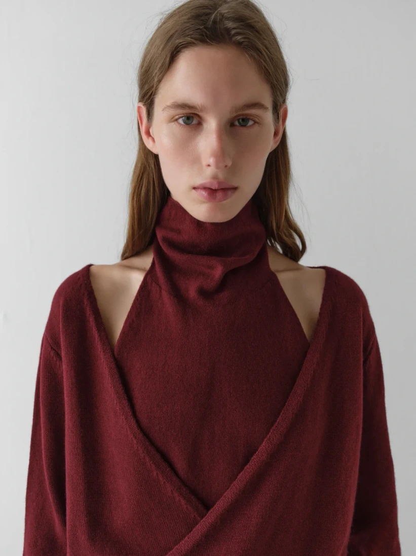 Gimaguas Zante Jumper Burgundy front view on model
