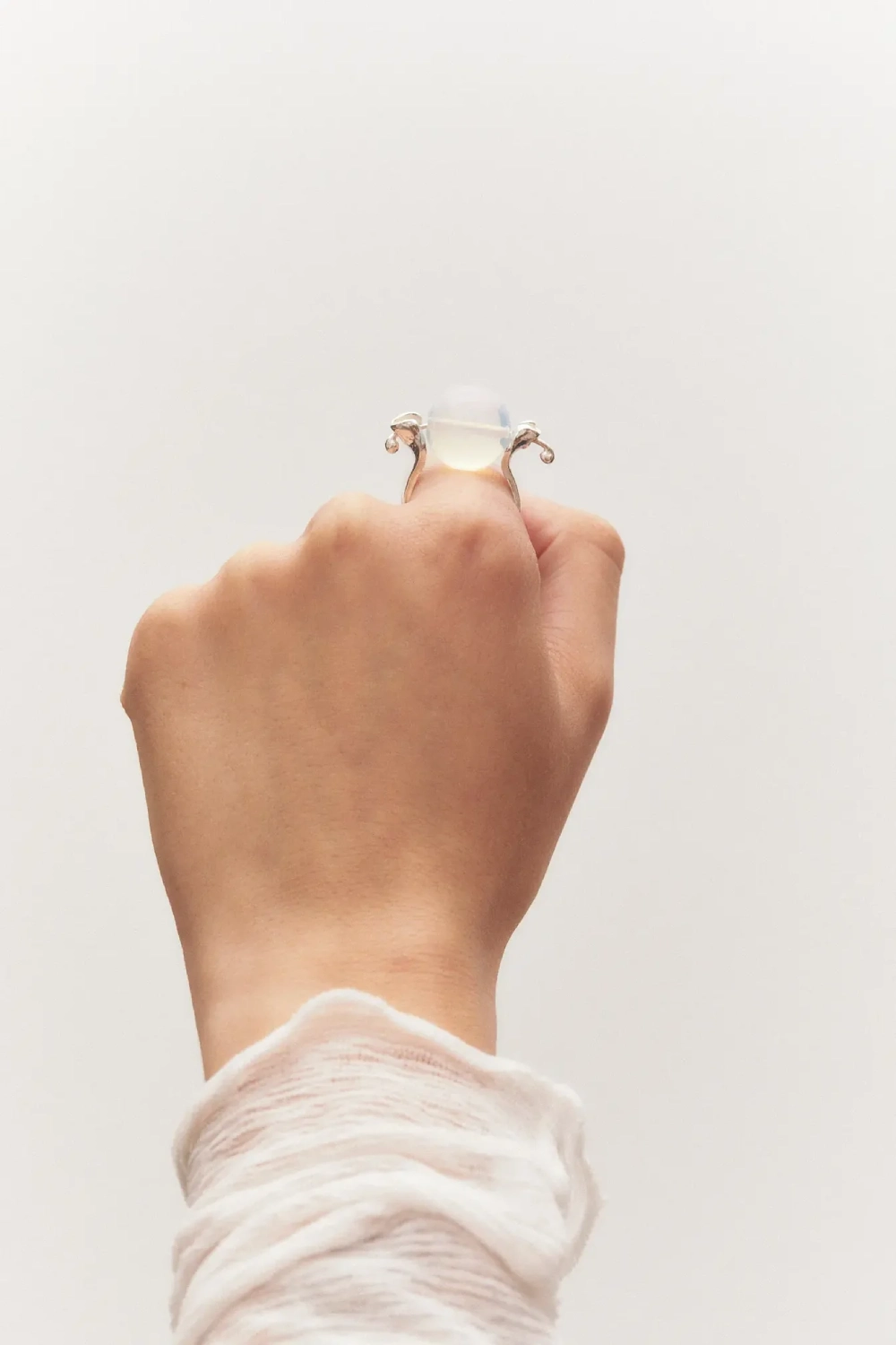 Simuero Lira Ring Silver/White front view on model