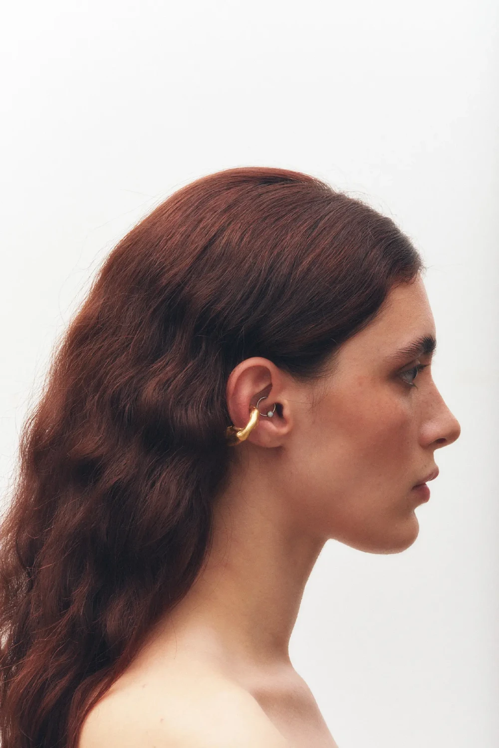 Simuero Lúa Cuffs Gold on model