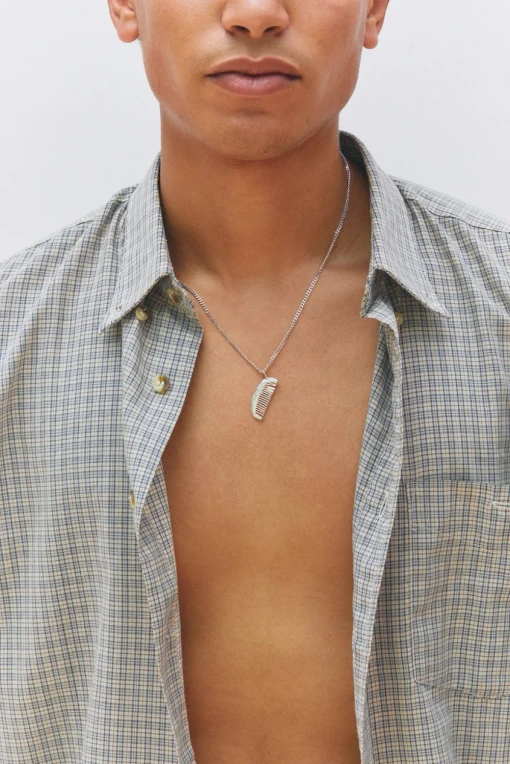 Simuero El Peine de Álvaro Necklace Silver front view on model
