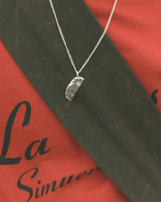 Simuero El Peine de Álvaro Necklace Silver front view on model
