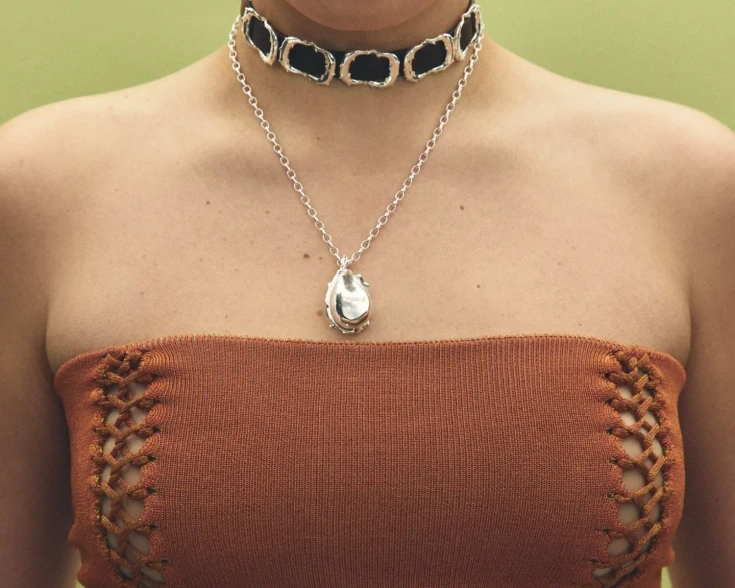 Simuero Gota con Espina necklace silver front view on model