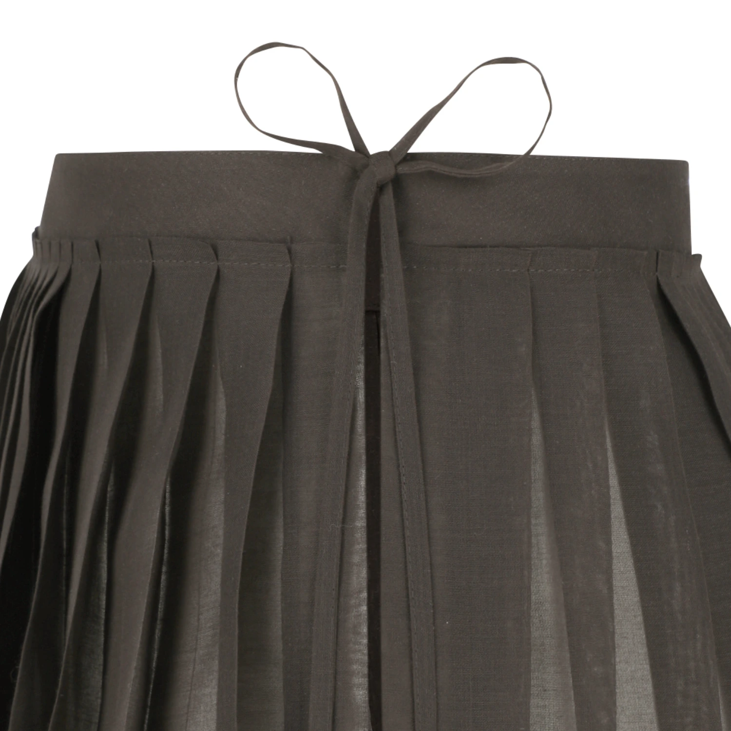 Amomento Pleated Belt Brown strap detail in a white background