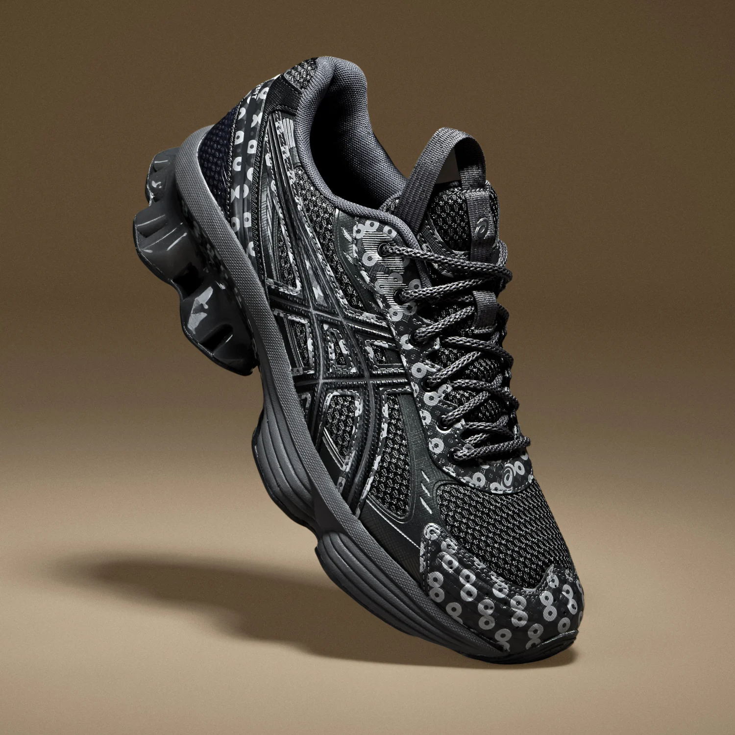 Asics US7-S Gel-Kinetic Fluent Obsidian Grey/Graphite Grey side view in a brown background