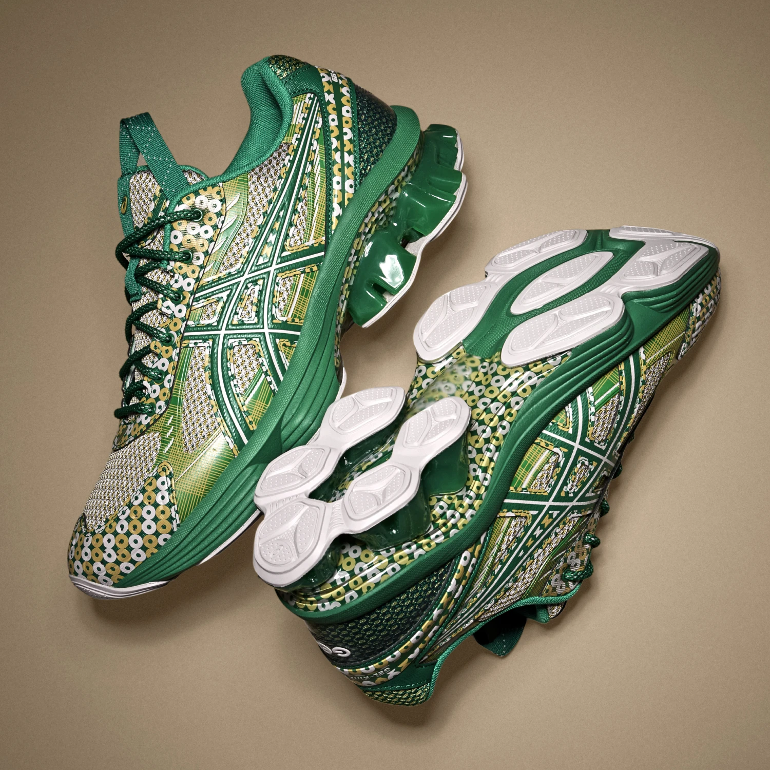 Asics US7-S Gel-Kinetic Fluent Watershed Rose/Kale side view in a brown background