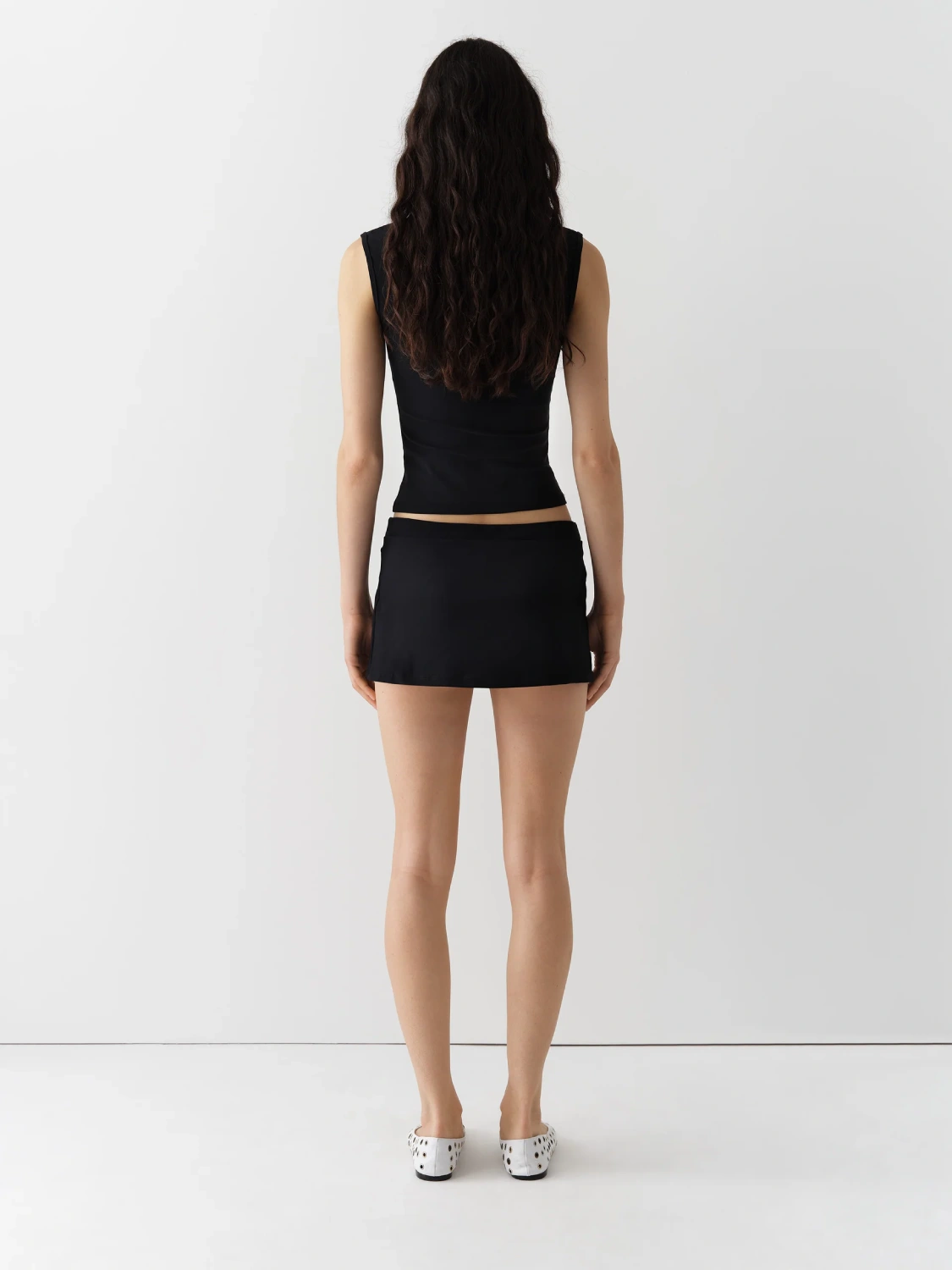 Gimaguas Anis Top Black back view on model