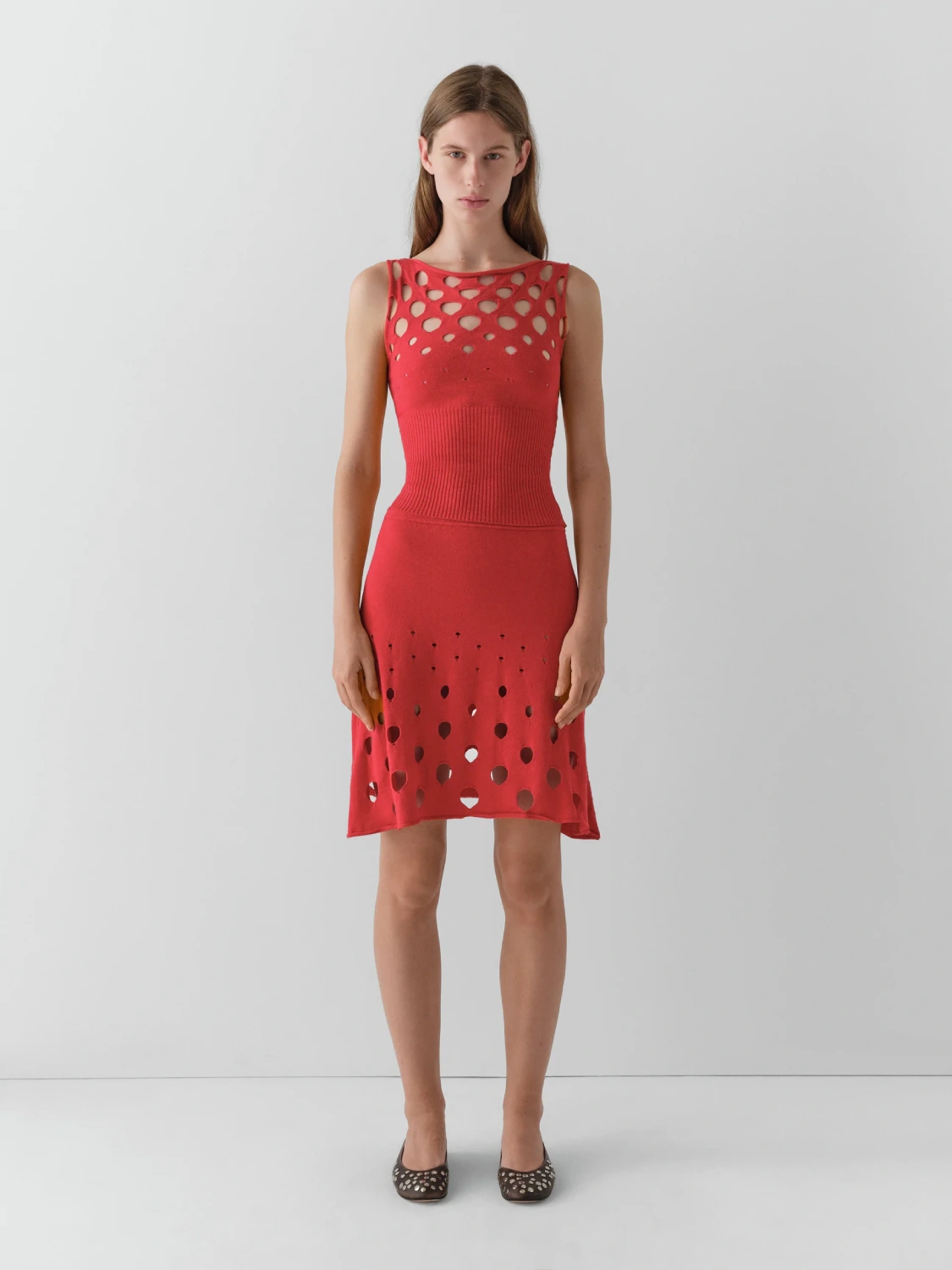 Gimaguas Discos Top Red front view on model