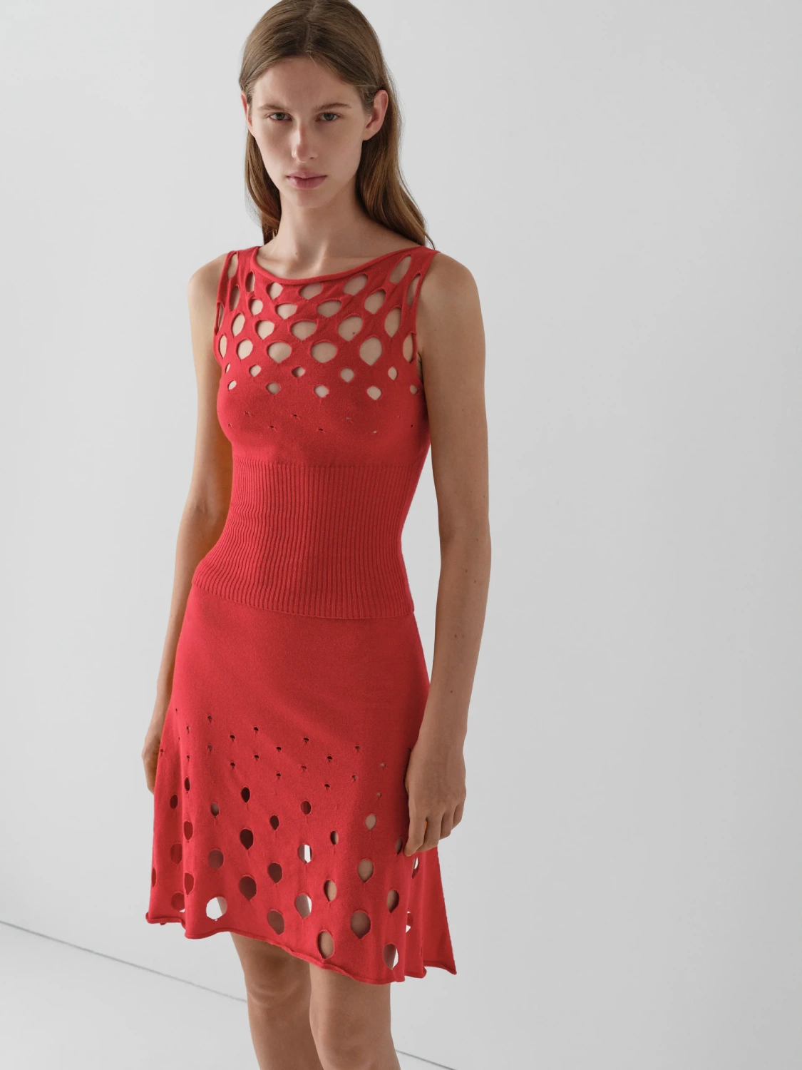 Gimaguas Discos Top Red front view on model