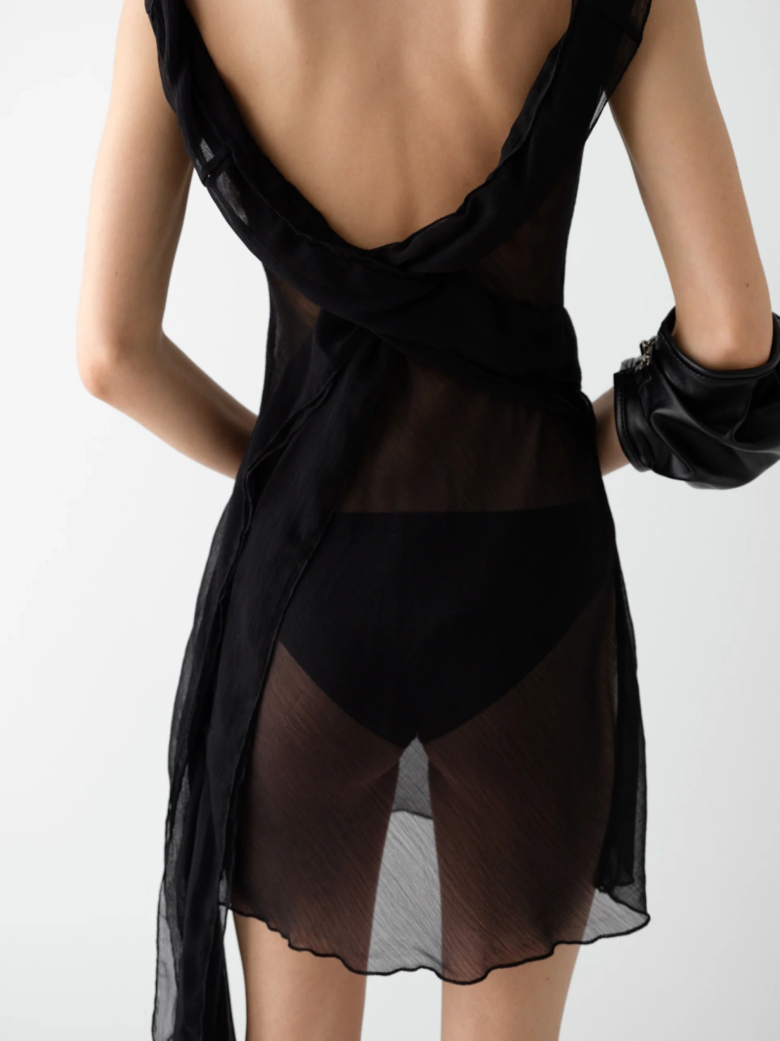 Gimaguas Pulsera Bag Black back view on model