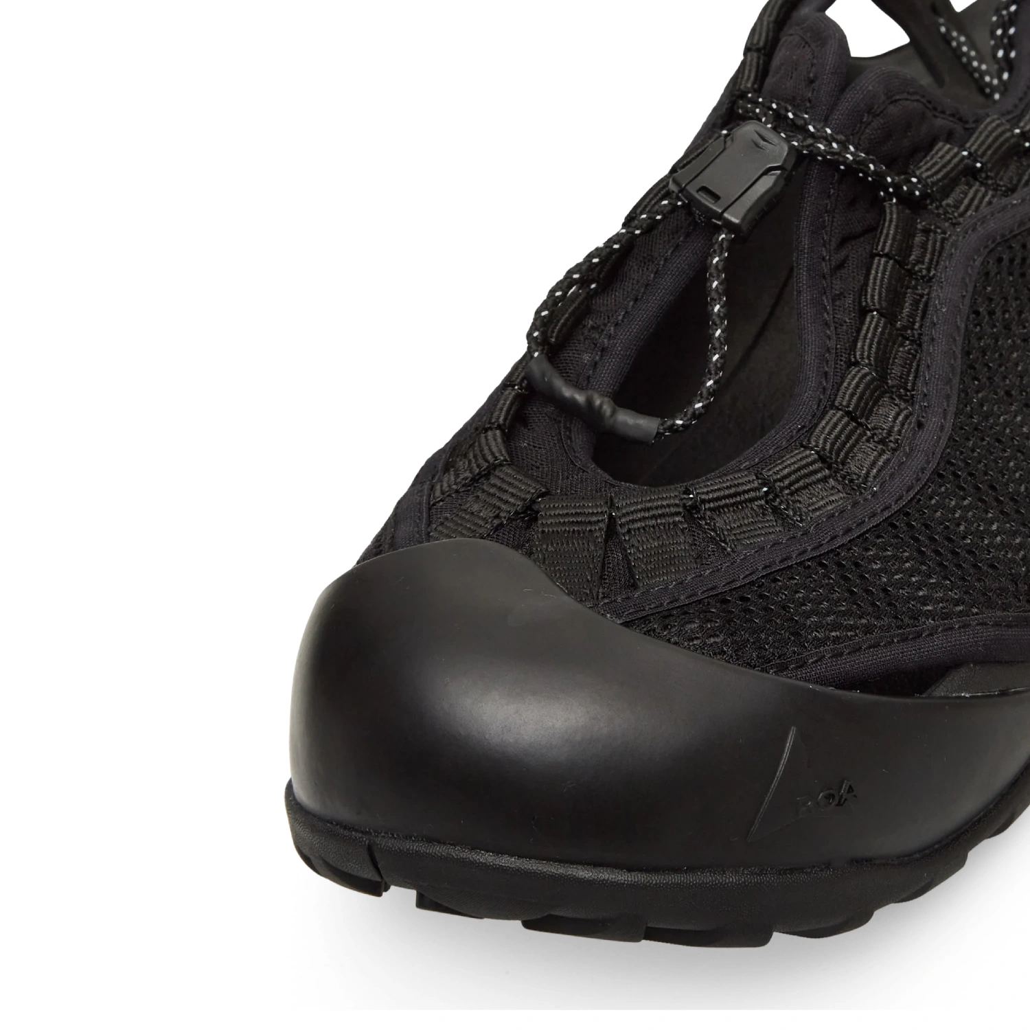 ROA Arpy Weaved Black front view detail in a white background