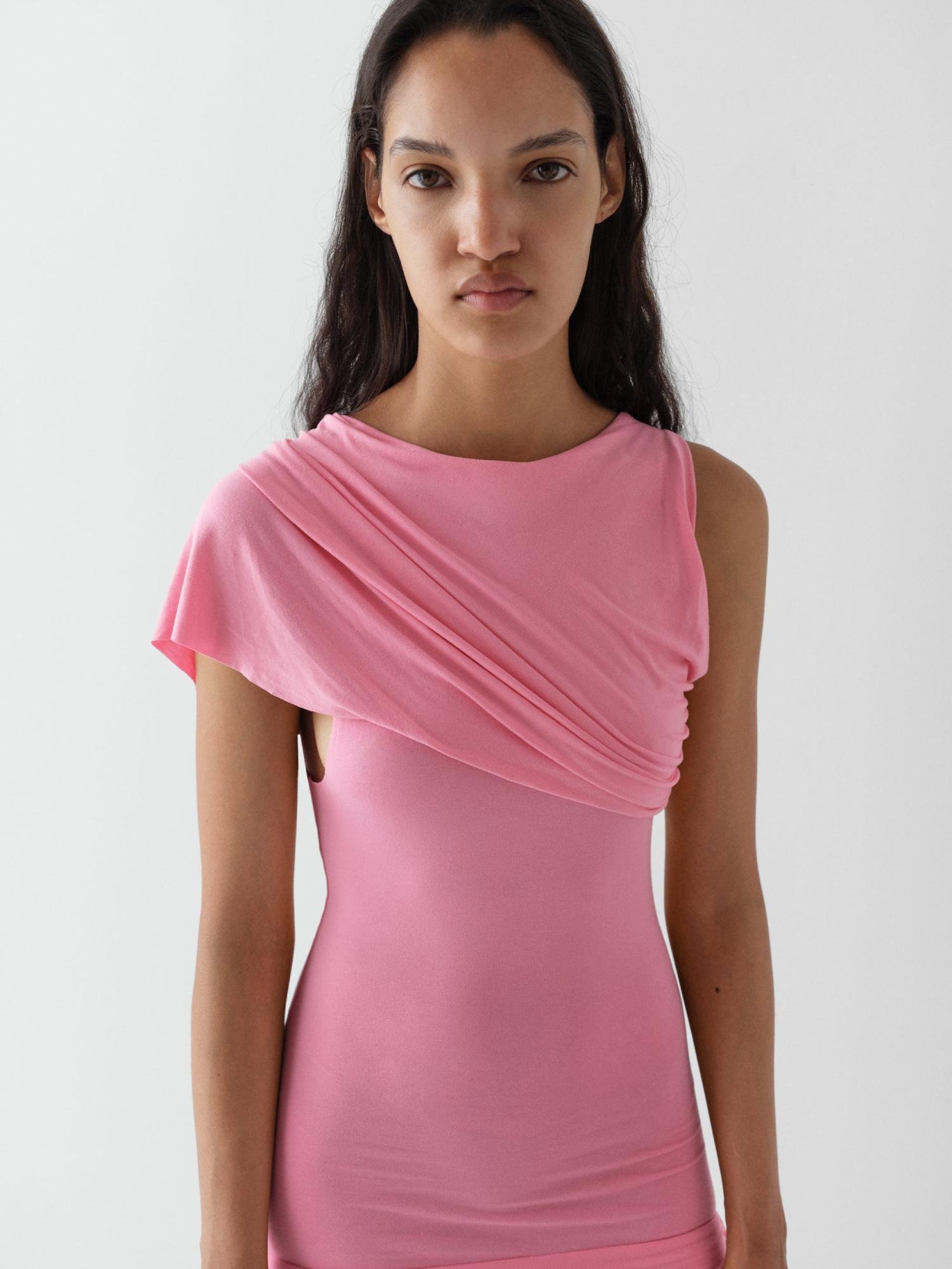 Gimaguas Annika Dress Pink on model detail