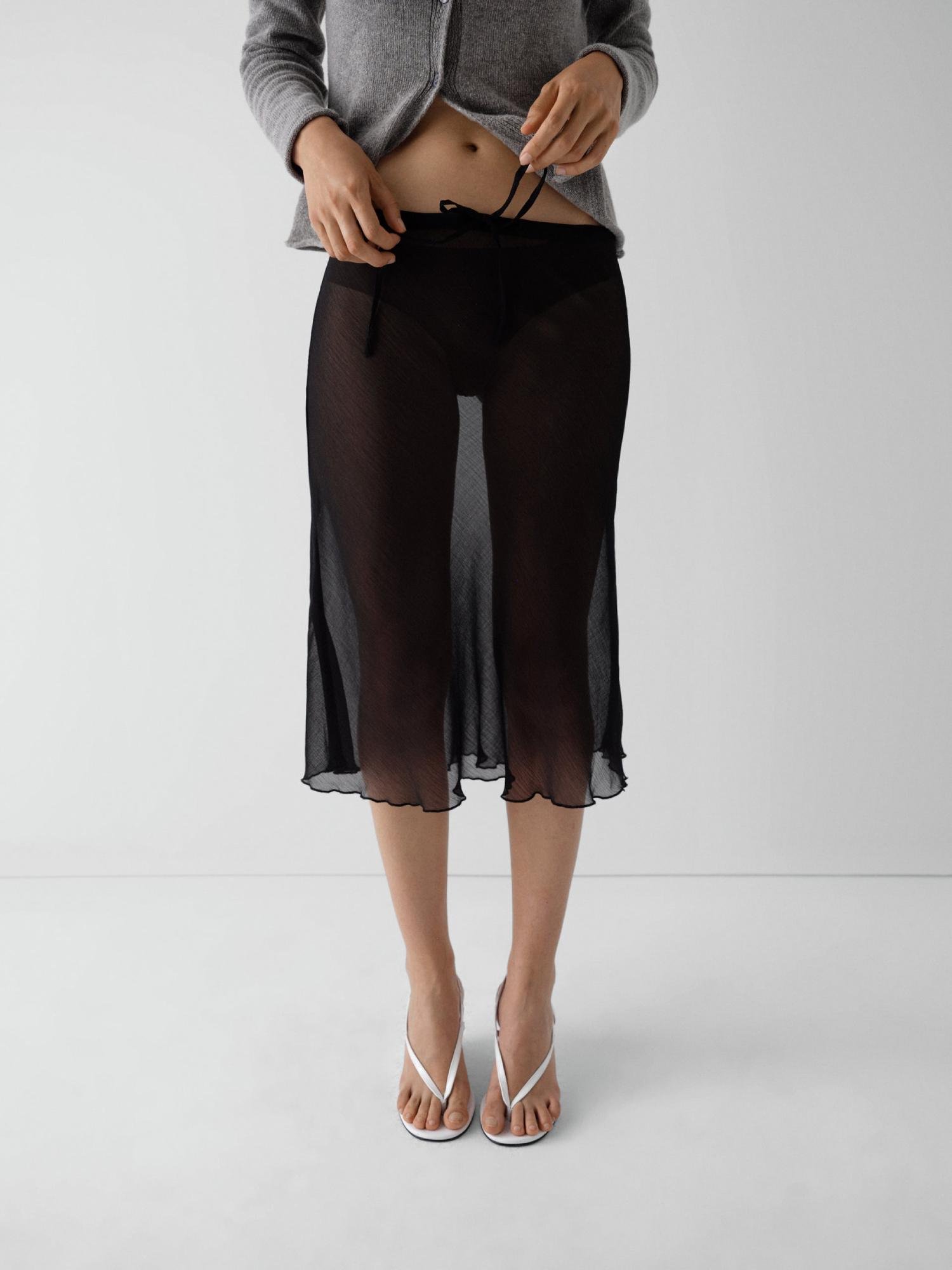 Gimaguas Bahia Skirt Black on model