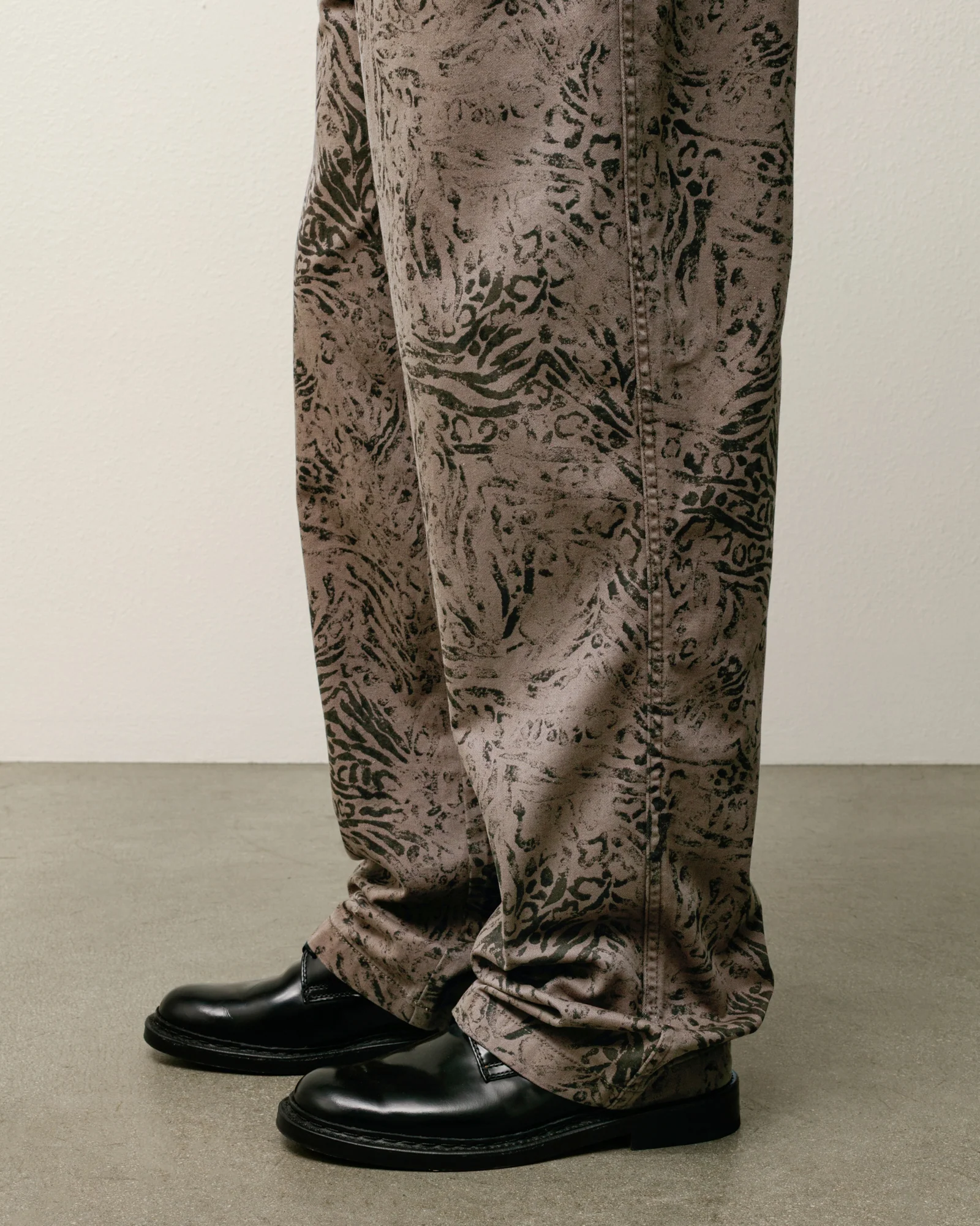 Stüssy Beach Pant Fossil detail on model