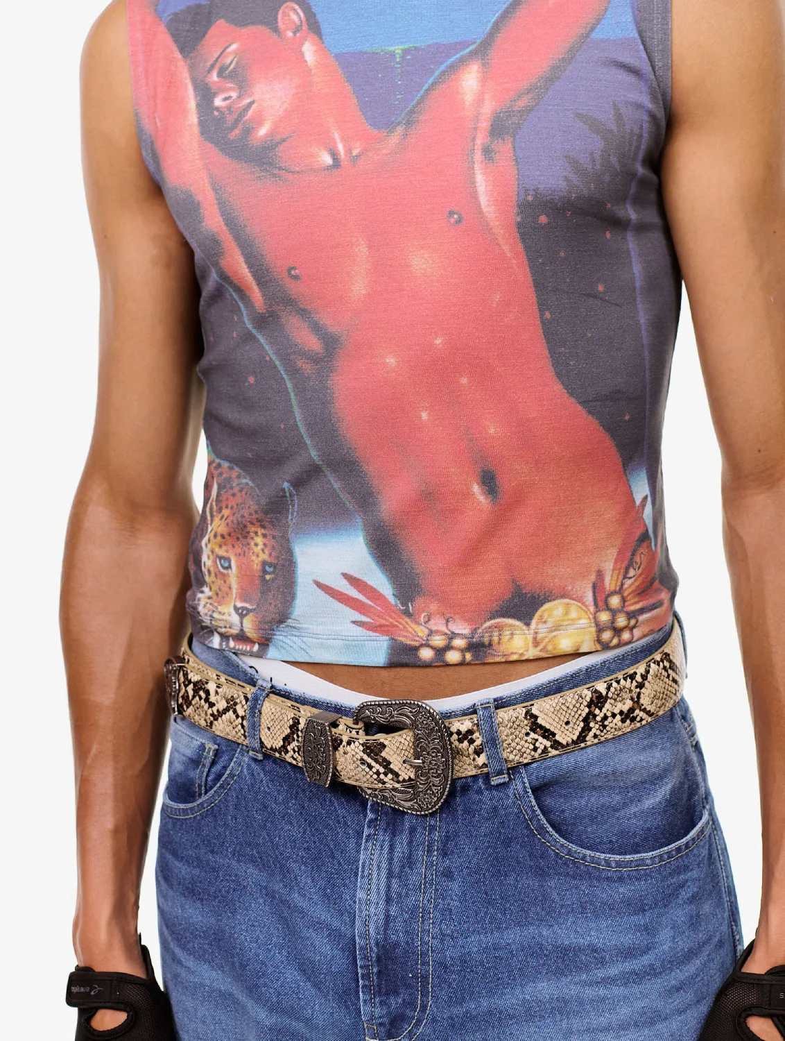 Carne Bollente Hasegawa Heatwave Top front view on model