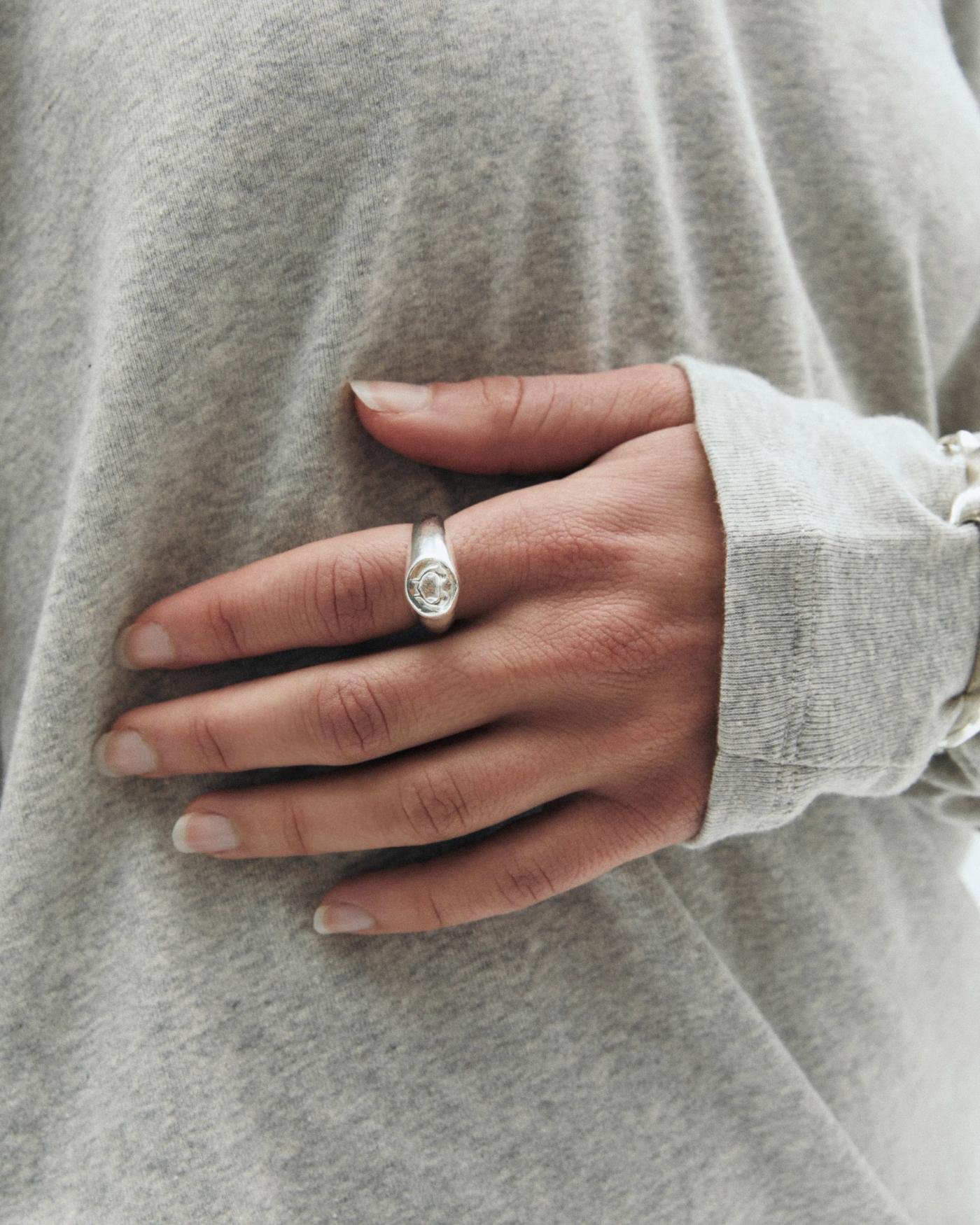 Simuero Beso 01 Ring Silver on model