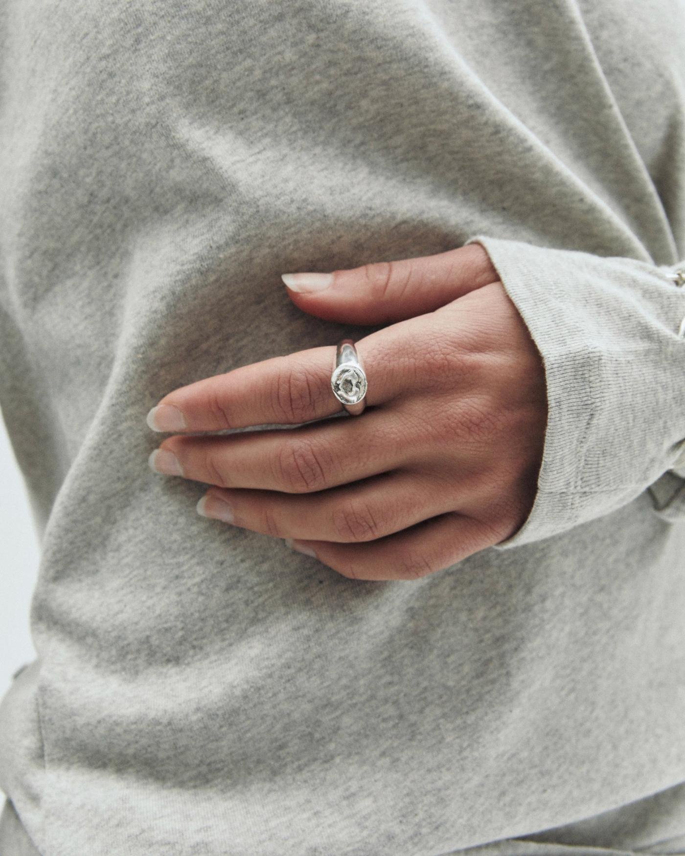 Simuero Beso 02 Ring Silver on model