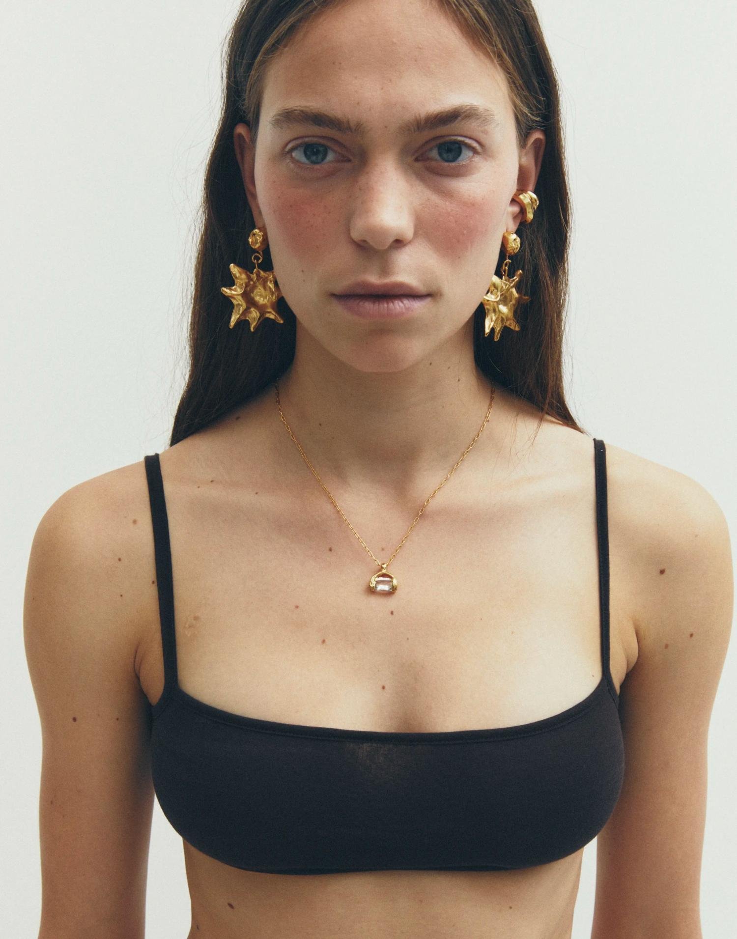 simuero abril necklace gold on model