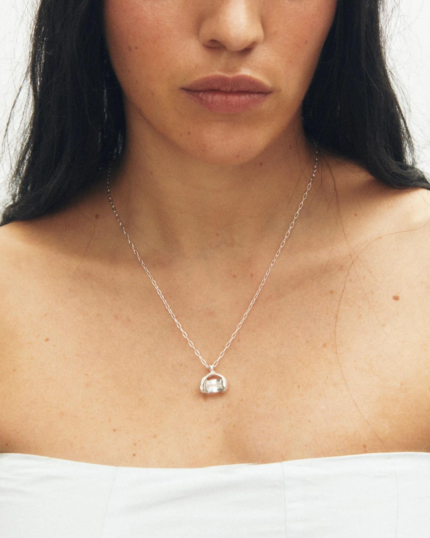 simuero abril necklace silver on model