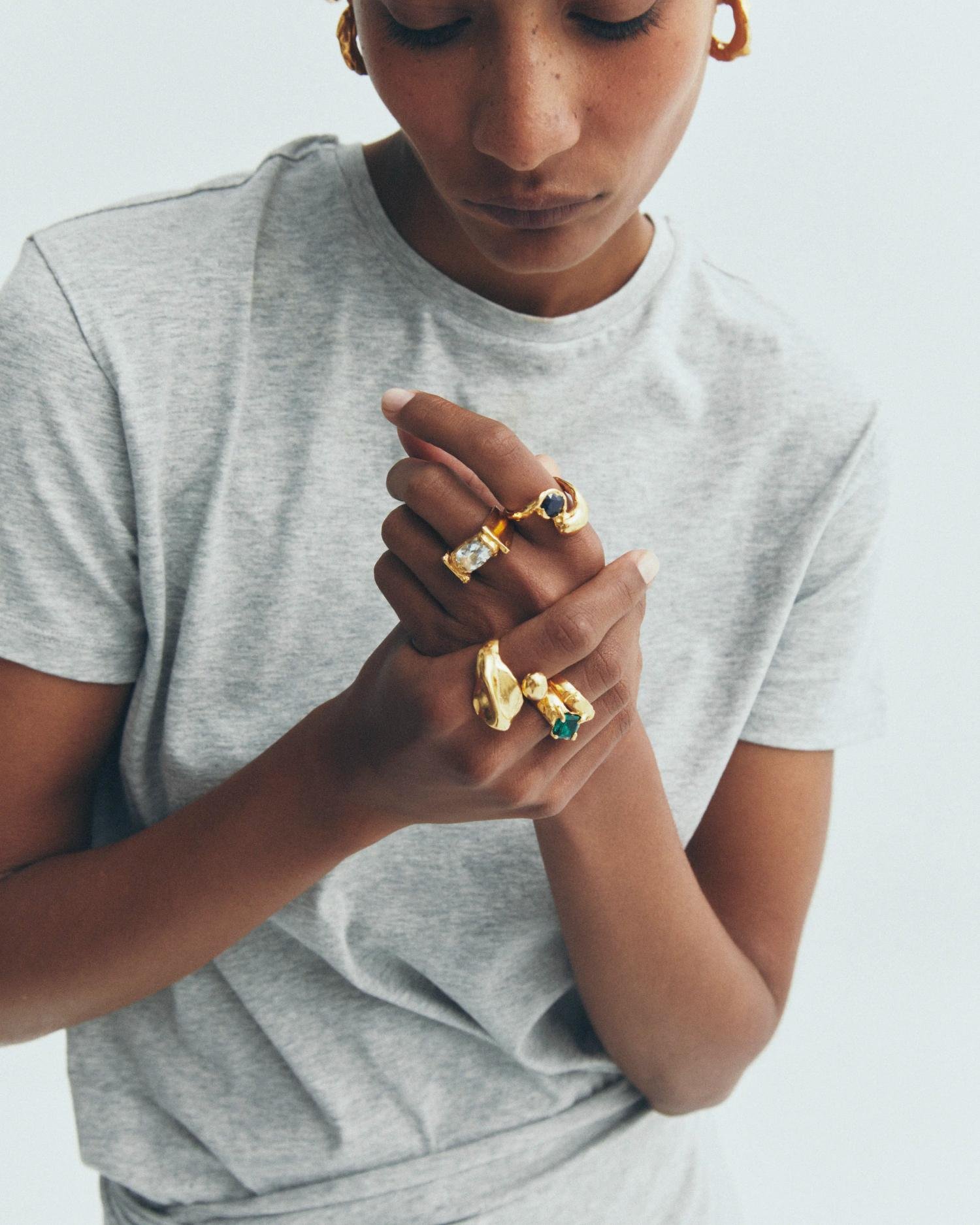 Simuero Abril Ring gold on model