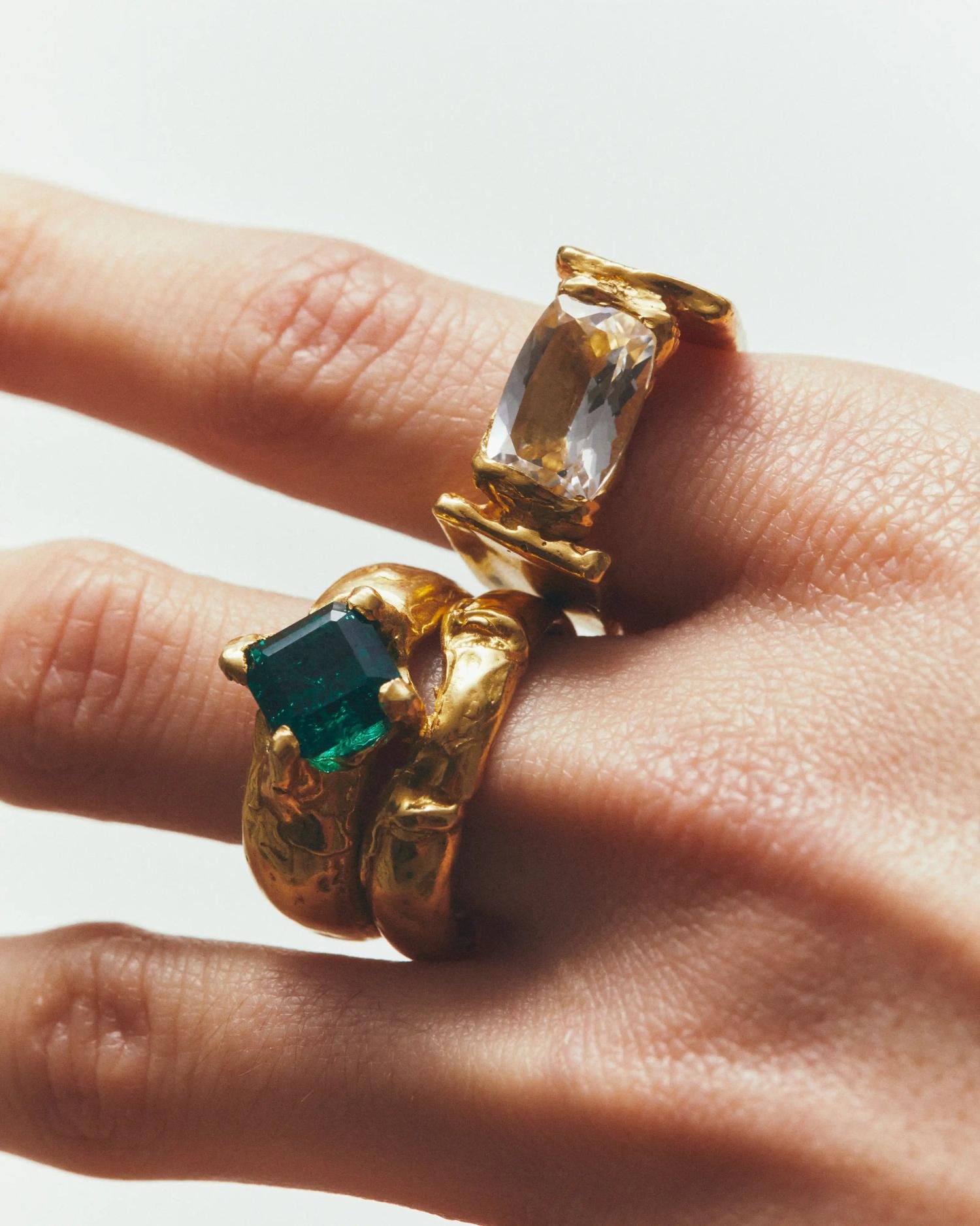 Simuero Abril Ring gold on model detail